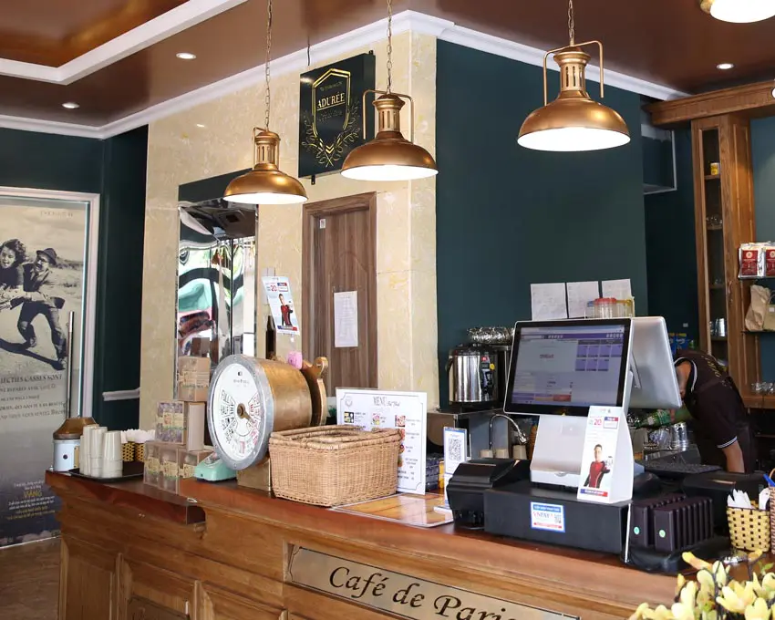 Chụp đèn được sơn lại thành màu nâu để phù hợp với không gian chung của một quán cafe.