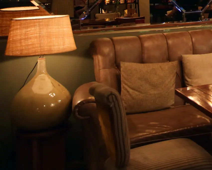 Chiếc đèn để bàn có thân kích thước lớn nhưng chụp nhỏ rất độc đáo và ấn tượng.