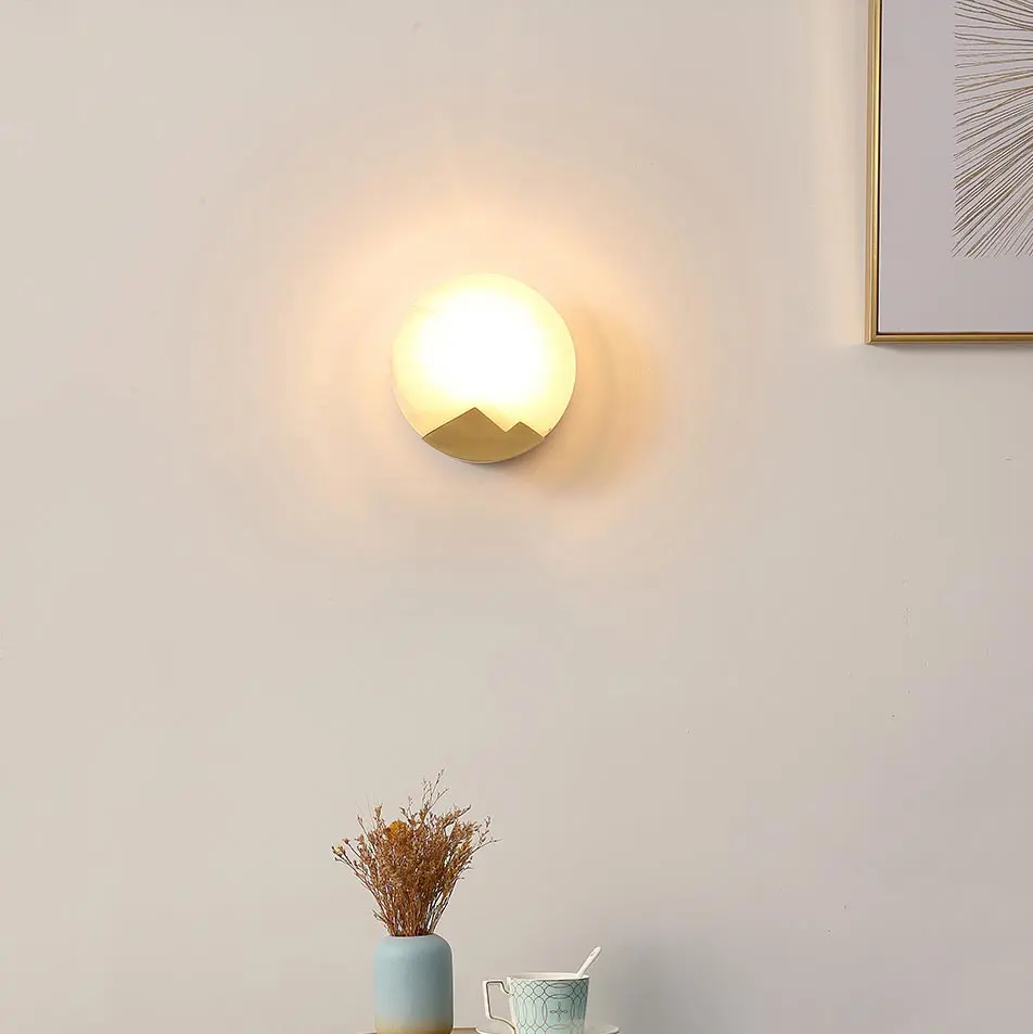 đèn tường đồng trang trí góc sofa phòng khách