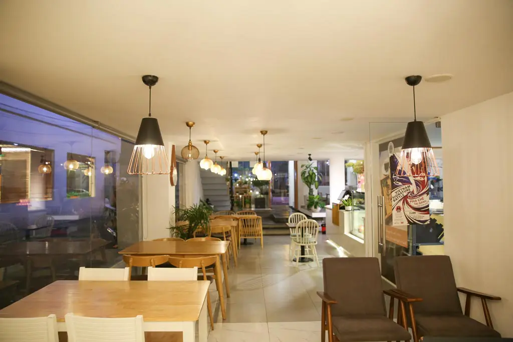 Đèn trang trí hiện đại giá rẻ tại quán cafe The Monday Coffee quận 10