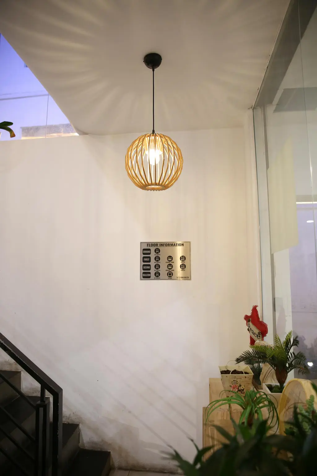 6 quan cafe 2 Đèn trang trí hiện đại giá rẻ tại quán cafe The Monday Coffee quận 10