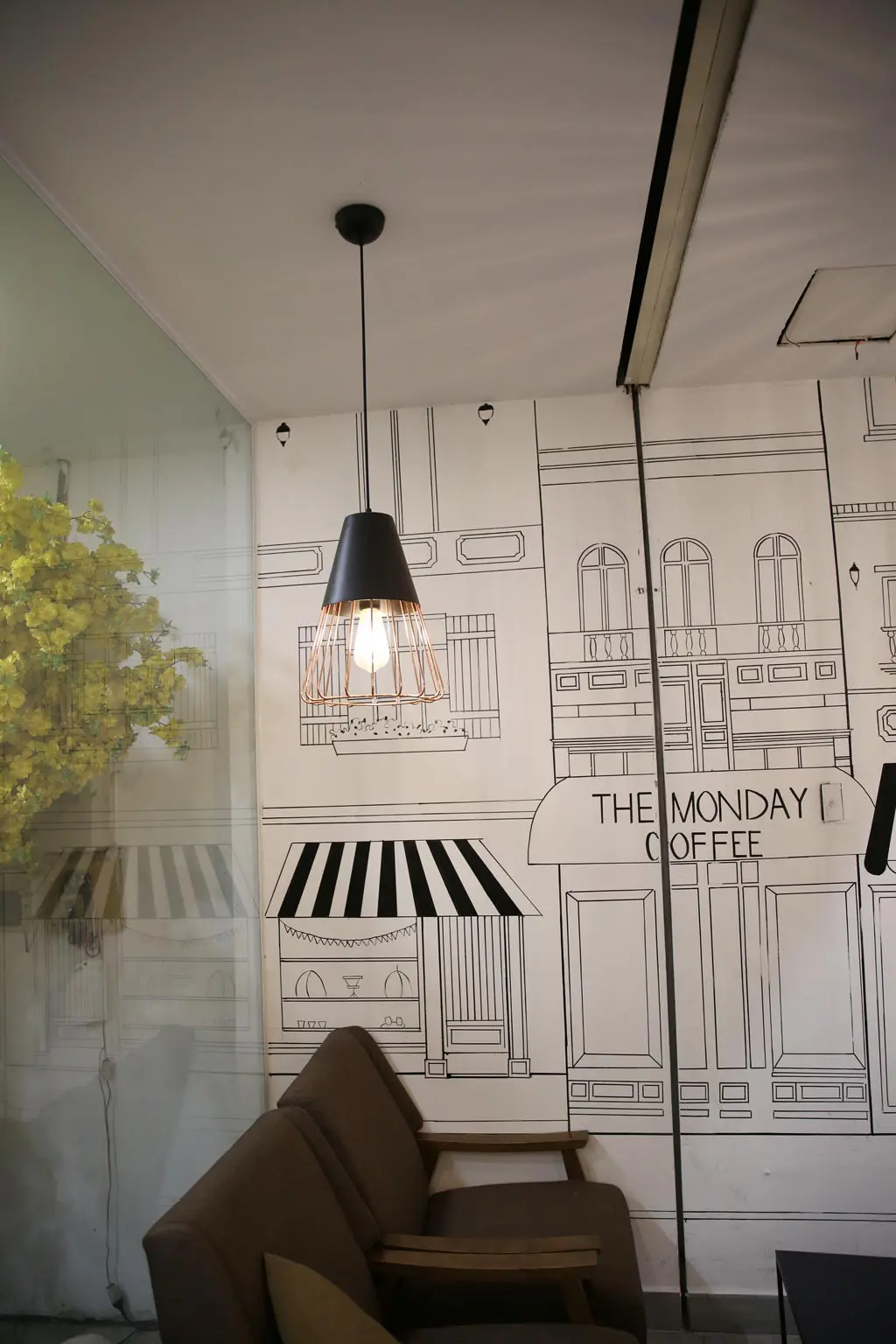6 quan cafe 4 Đèn trang trí hiện đại giá rẻ tại quán cafe The Monday Coffee quận 10
