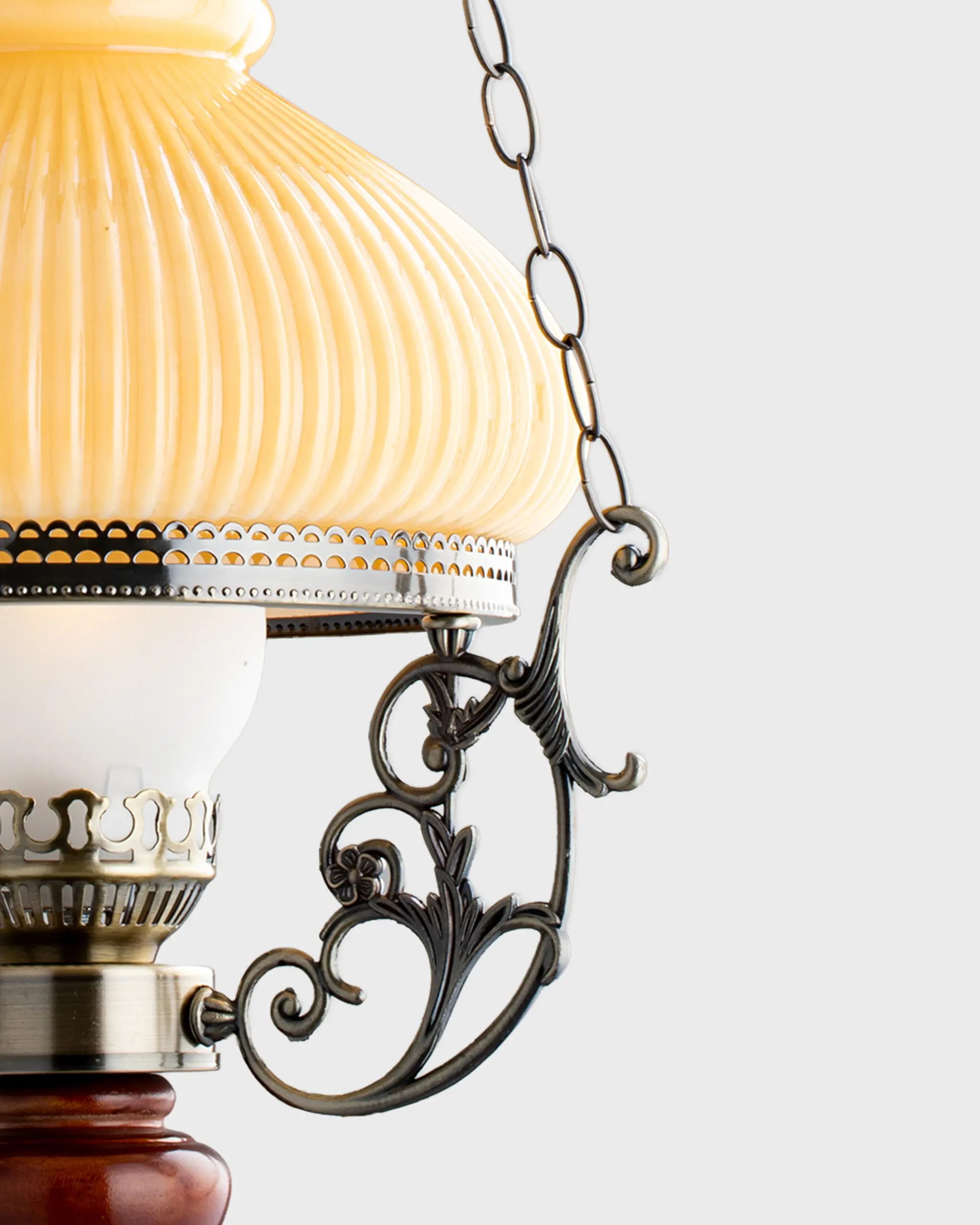 VRG 25031P 3 scaled Đèn Thả Cổ Điển Chao Thủy Tinh Vàng Kết Hợp Gỗ VRG-25031P