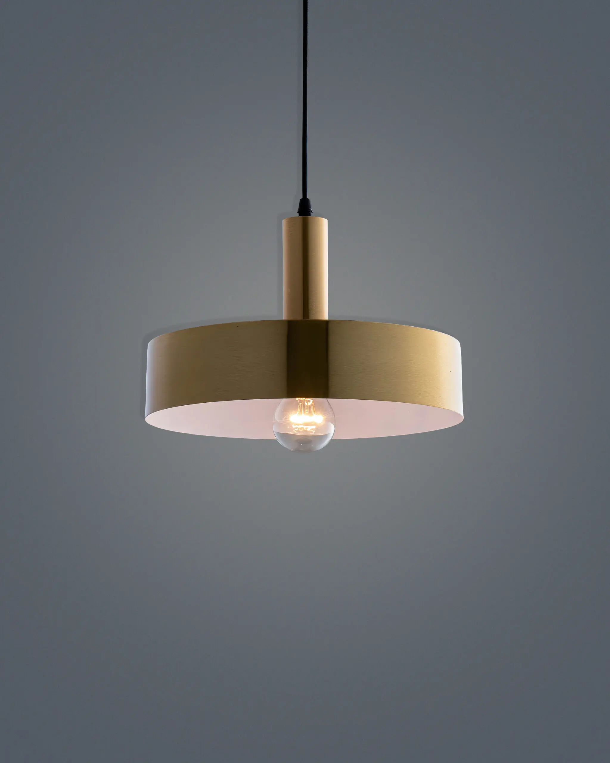 Đèn Thả Bàn Ăn Hiện Đại Dáng Đĩa Tròn Màu Vàng Đồng Xước Sang Trọng VRG-TCF438