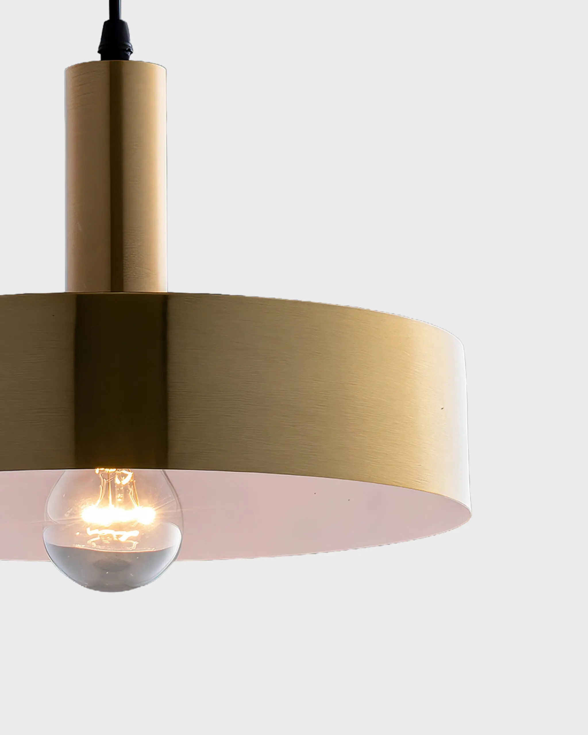 Đèn Thả Bàn Ăn Hiện Đại Dáng Đĩa Tròn Màu Vàng Đồng Xước Sang Trọng VRG-TCF438