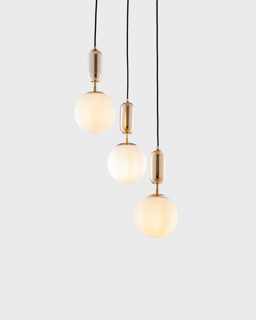 Đèn Thả Bàn Ăn 3 Bóng Chao Thủy Tinh Cầu Trắng Sữa Phối Trụ Vàng VRG-THCN206-3