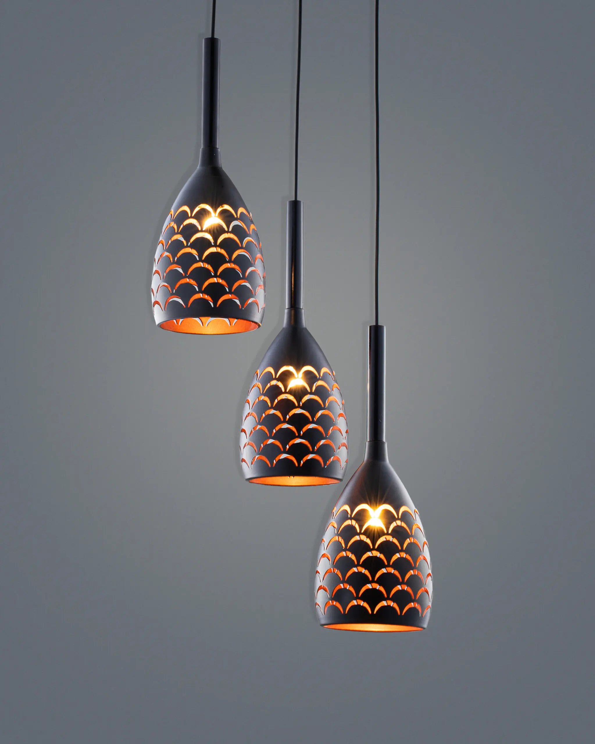 Bộ 3 Đèn Thả Bàn Ăn Vỏ Đen Lòng Vàng Họa Tiết Vảy Cá VRG-TKLE3176-3 1 Bộ 3 Đèn Thả Bàn Ăn Vỏ Đen Lòng Vàng Họa Tiết Vảy Cá VRG-TKLE3176-3