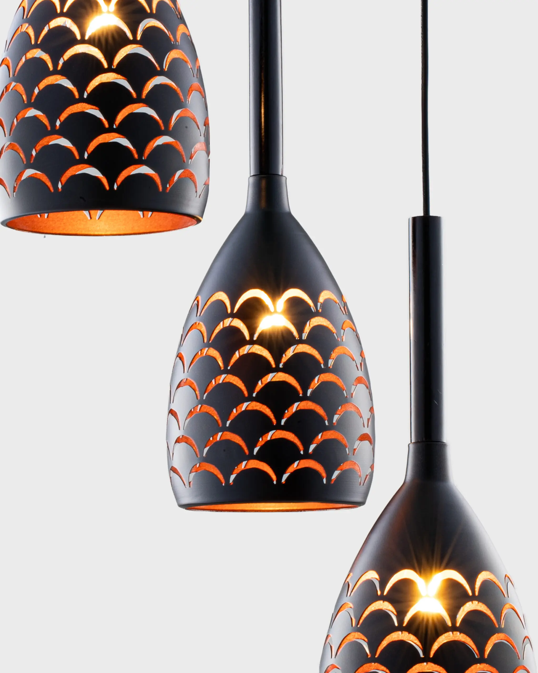 Bộ 3 Đèn Thả Bàn Ăn Vỏ Đen Lòng Vàng Họa Tiết Vảy Cá VRG-TKLE3176-3 3 Bộ 3 Đèn Thả Bàn Ăn Vỏ Đen Lòng Vàng Họa Tiết Vảy Cá VRG-TKLE3176-3