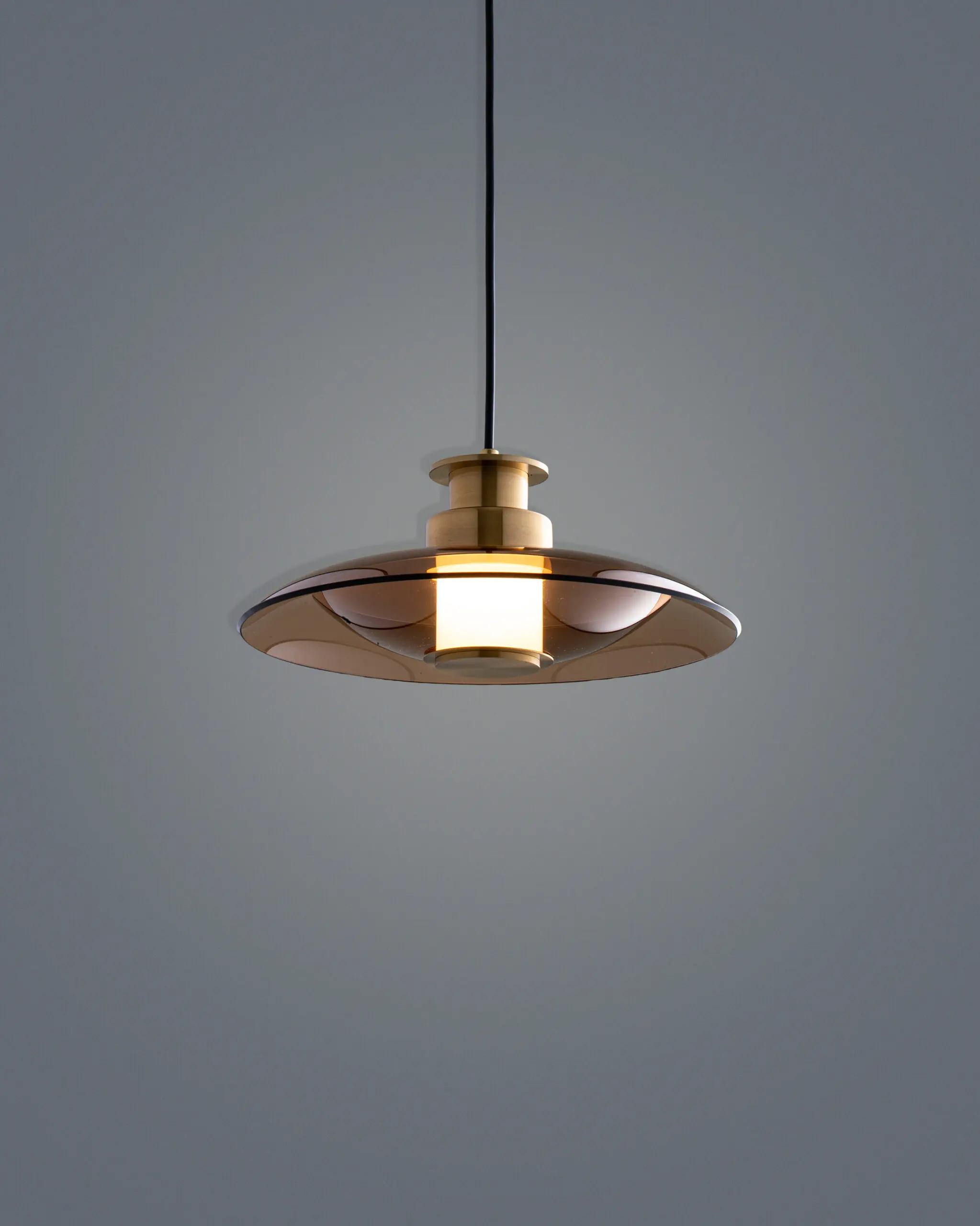 Đèn Thả Chao Đĩa Thủy Tinh Màu Trà Đui Đồng VRG-TT47 1 Đèn Thả Chao Đĩa Thủy Tinh Màu Trà Đui Đồng VRG-TT47