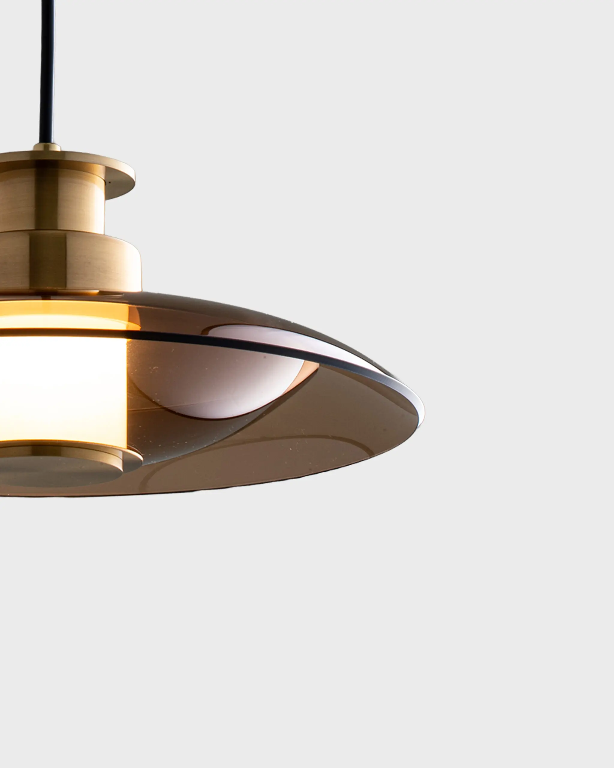 Đèn Thả Chao Đĩa Thủy Tinh Màu Trà Đui Đồng VRG-TT47 3 Đèn Thả Chao Đĩa Thủy Tinh Màu Trà Đui Đồng VRG-TT47