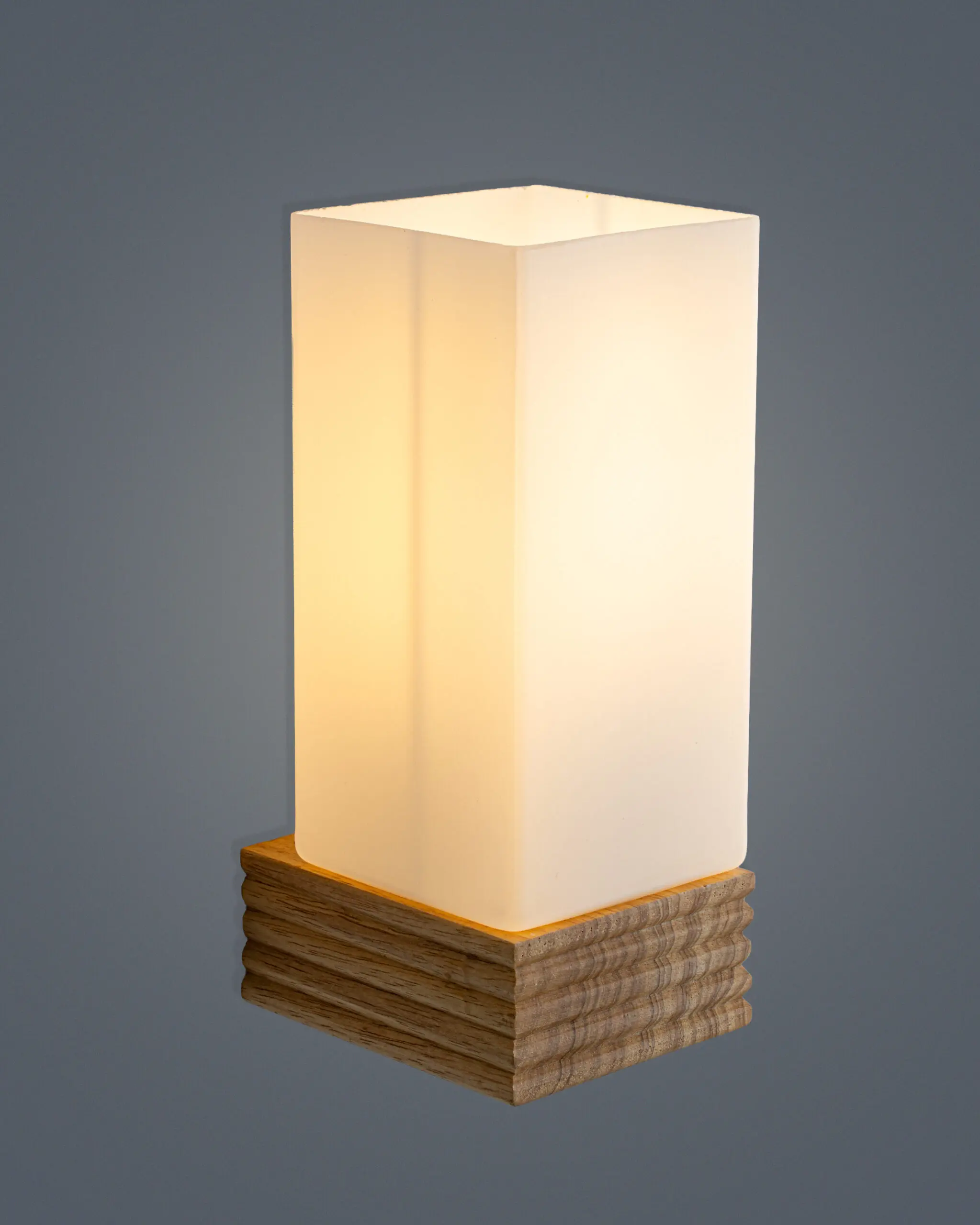 VRG 591 1W 2 scaled Đèn Tường Gỗ Hiện Đại Chao Vuông Đế Xếp Tầng Cao Cấp VRG-591-1W