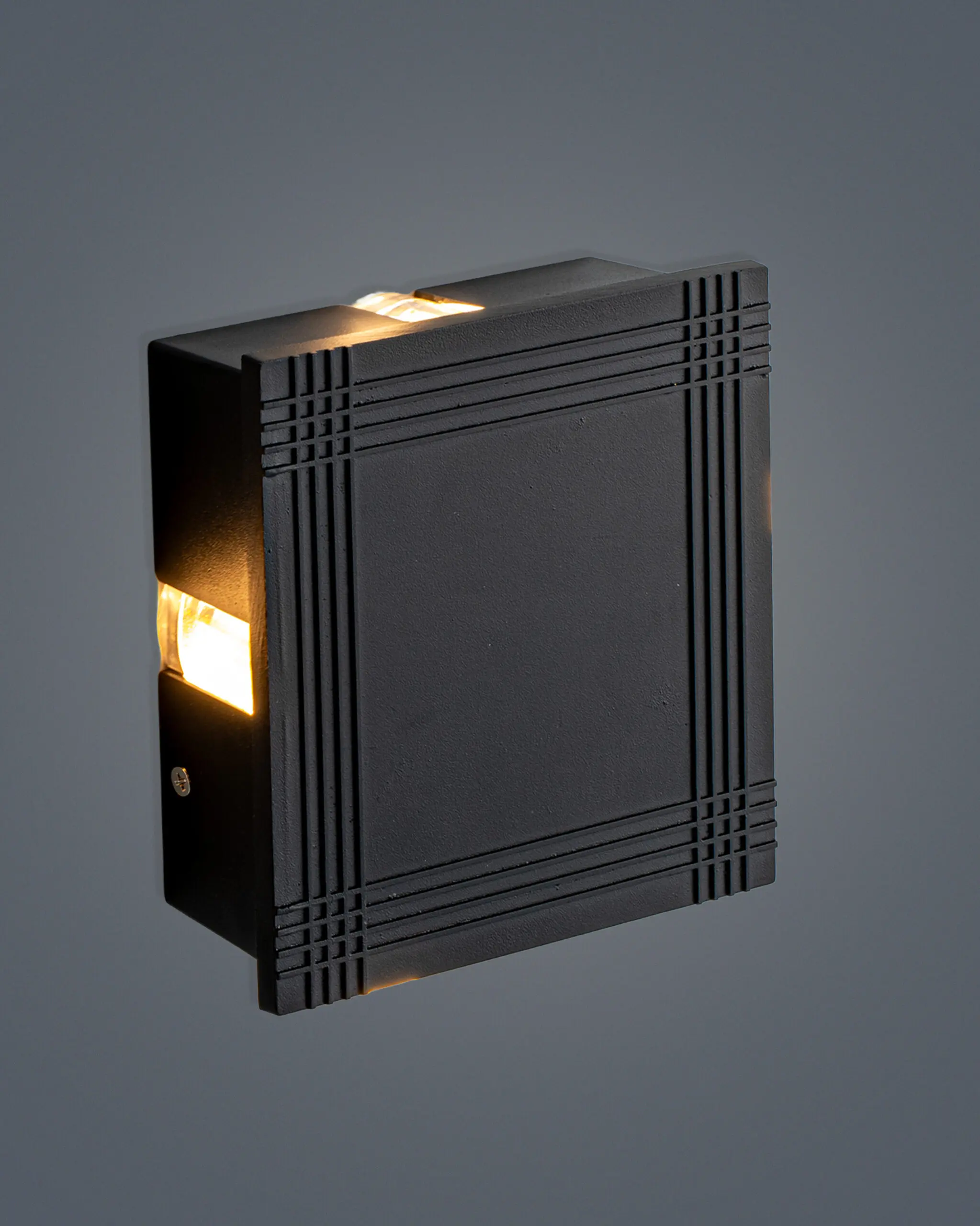 VRG 8087 4 2 scaled Đèn Ốp Tường Hiện Đại Hợp Kim Đen Sang Trọng Kiểu Dáng Vuông VRG-8087-4