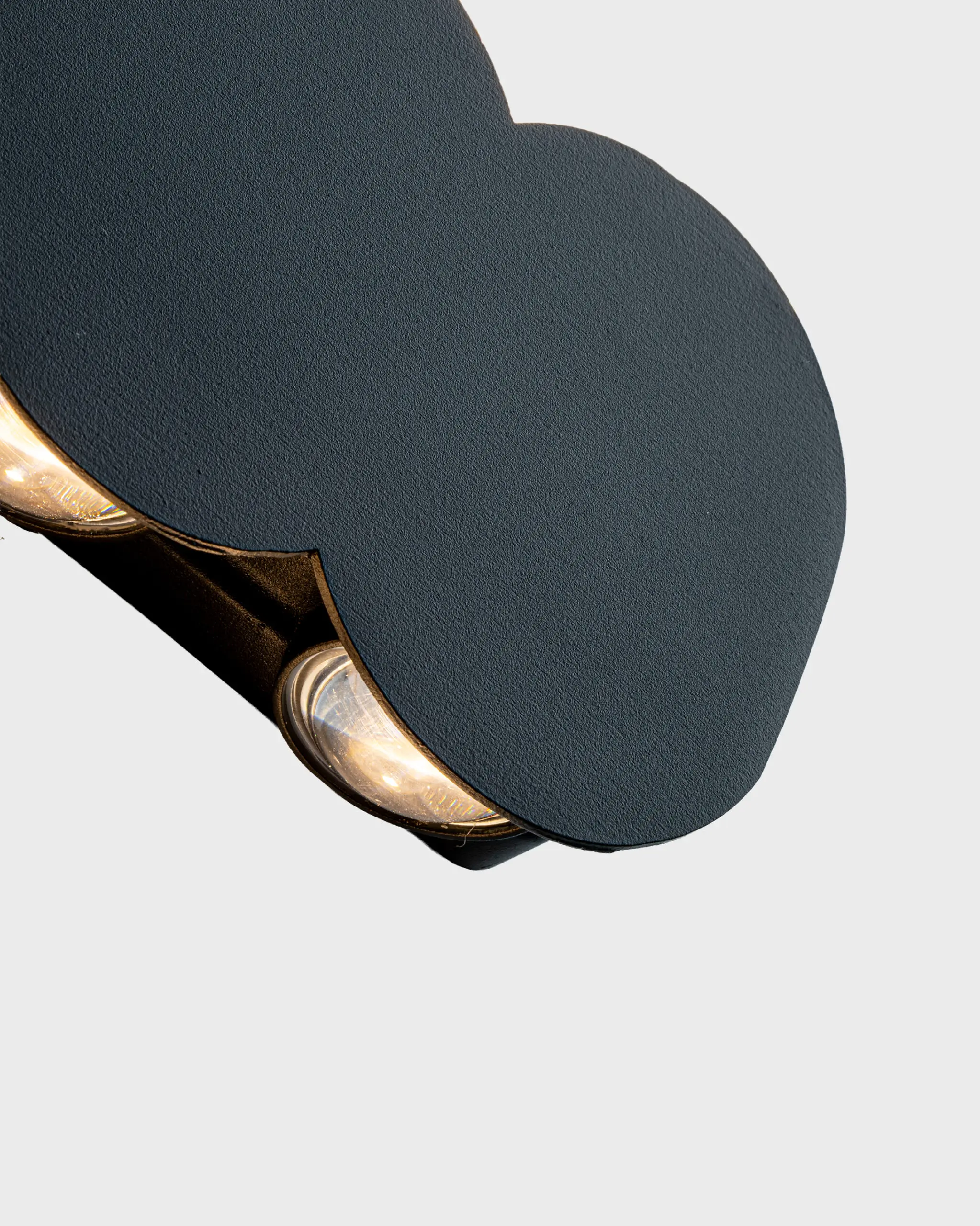 VRG 8102 6 3 scaled Đèn Tường Hiện Đại Hợp Kim Đen Tinh Tế VRG-8102-6