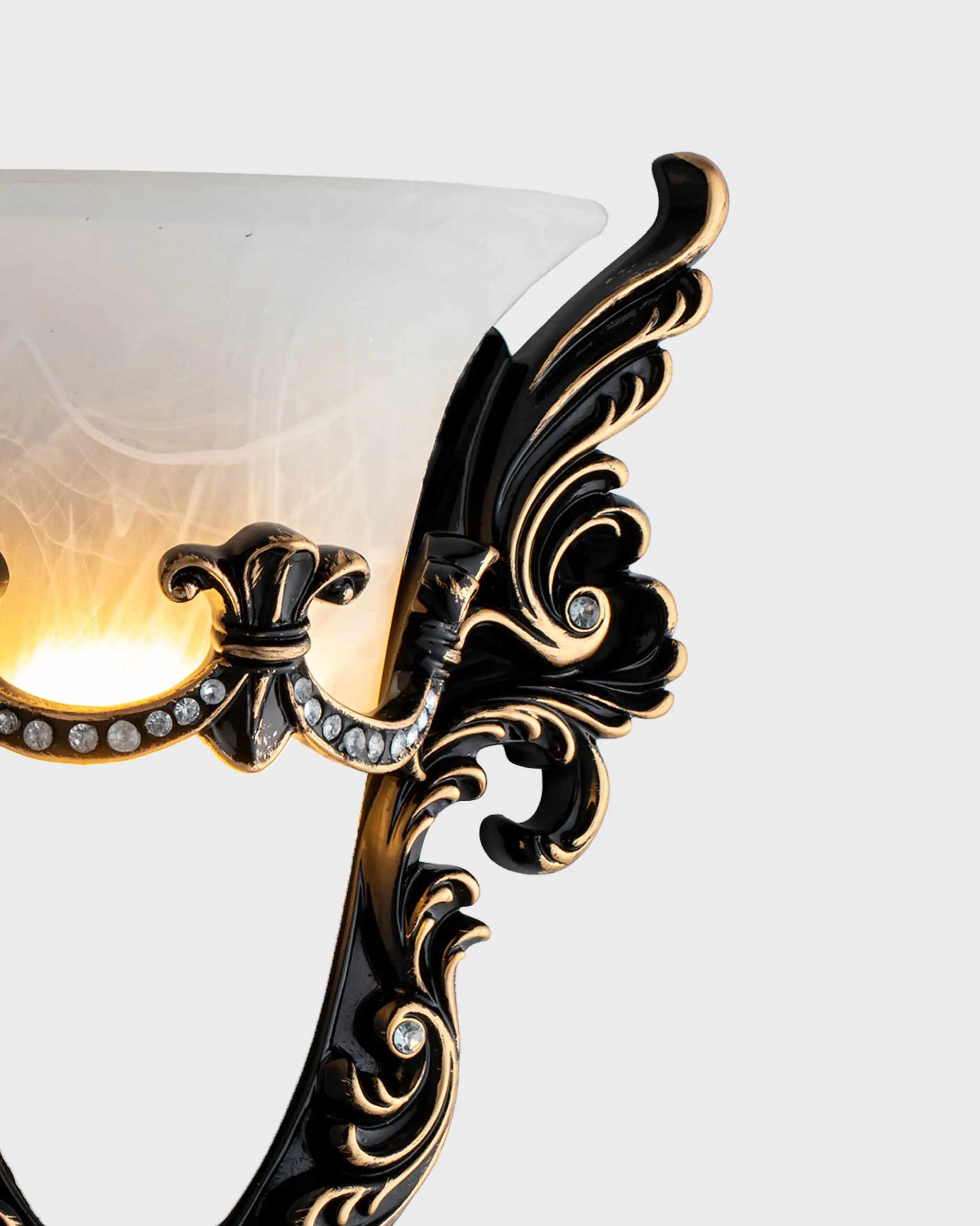 VRG 84194 3 scaled Đèn Tường Tân Cổ Điển Hợp Kim Đen Vàng Họa Tiết Hoàng Gia VRG-84194