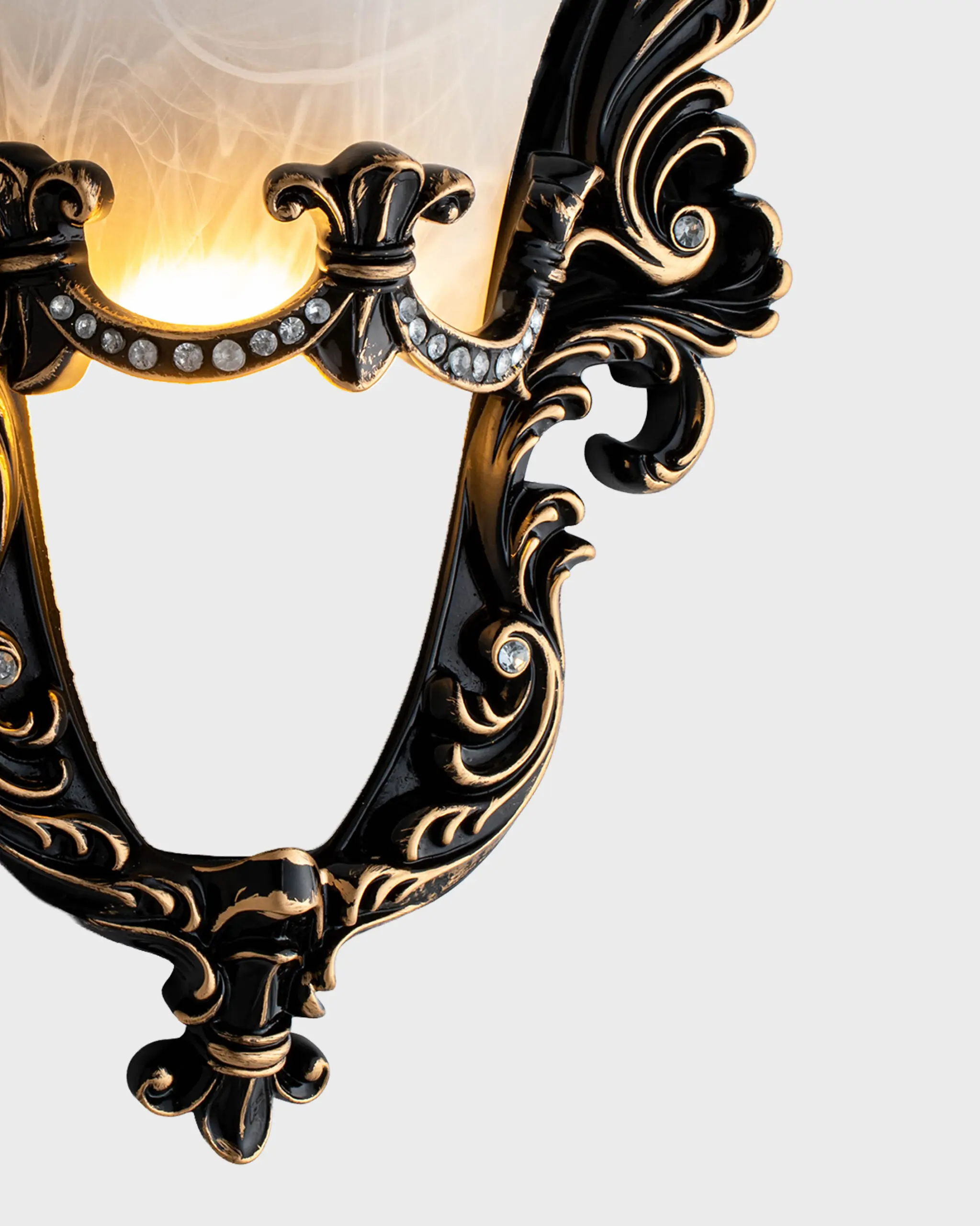 VRG 84194 4 scaled Đèn Tường Tân Cổ Điển Hợp Kim Đen Vàng Họa Tiết Hoàng Gia VRG-84194