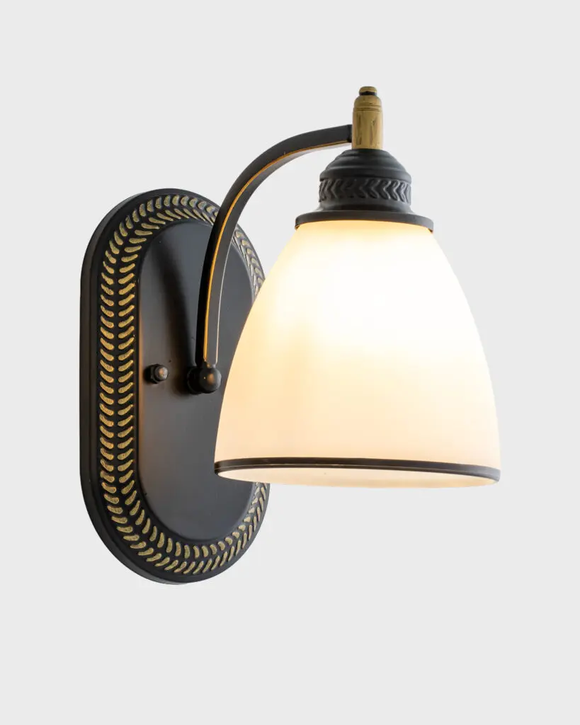 Đèn Tường Tân Cổ Điển Hợp Kim Đen Vàng Chao Thủy Tinh Mờ Sang Trọng VRG-86042