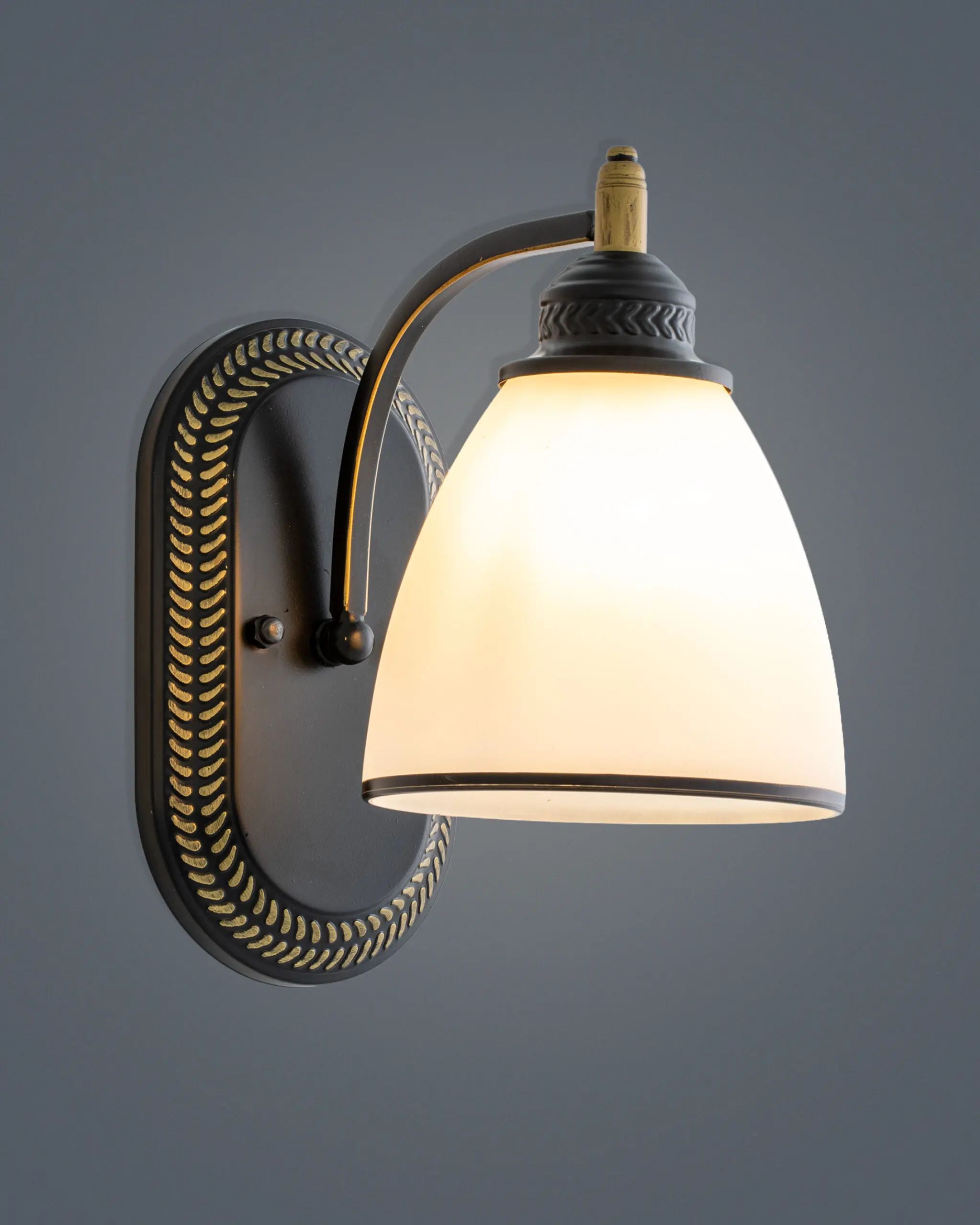 VRG 86042 2 scaled Đèn Tường Tân Cổ Điển Hợp Kim Đen Vàng Chao Thủy Tinh Mờ Sang Trọng VRG-86042