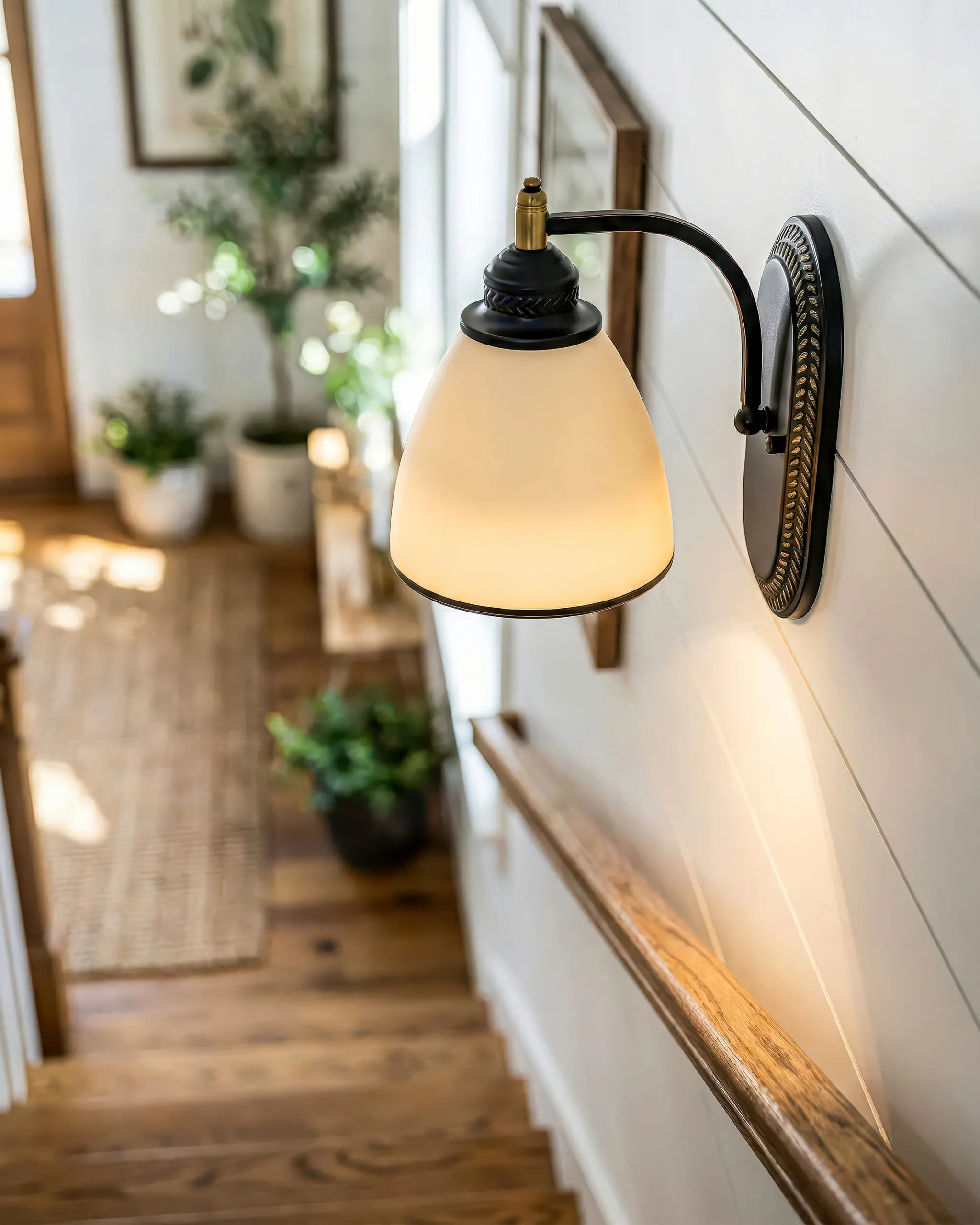 VRG 86042 4 scaled Đèn Tường Tân Cổ Điển Hợp Kim Đen Vàng Chao Thủy Tinh Mờ Sang Trọng VRG-86042