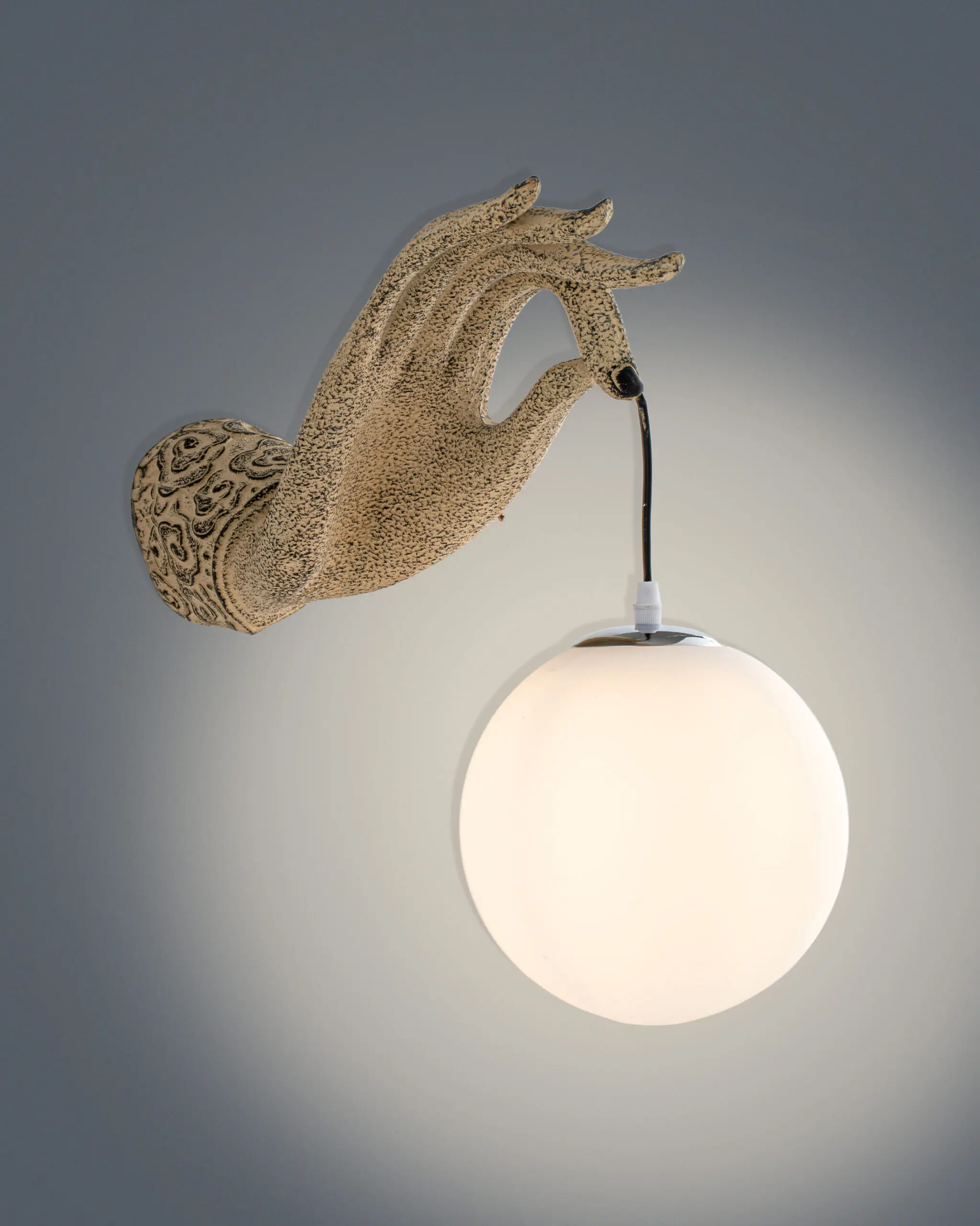 Đèn Tường Hình Tay Độc Đáo Pha Lê Tròn Sang Trọng VRG-GHD