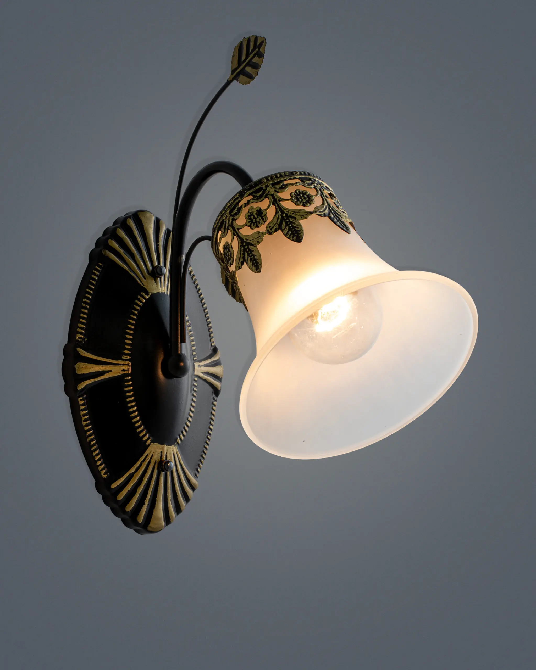 VRG HG103 2 scaled Đèn Tường Cổ Điển Hợp Kim Chao Thủy Tinh Mờ Đen Vàng Sang Trọng VRG-HG103