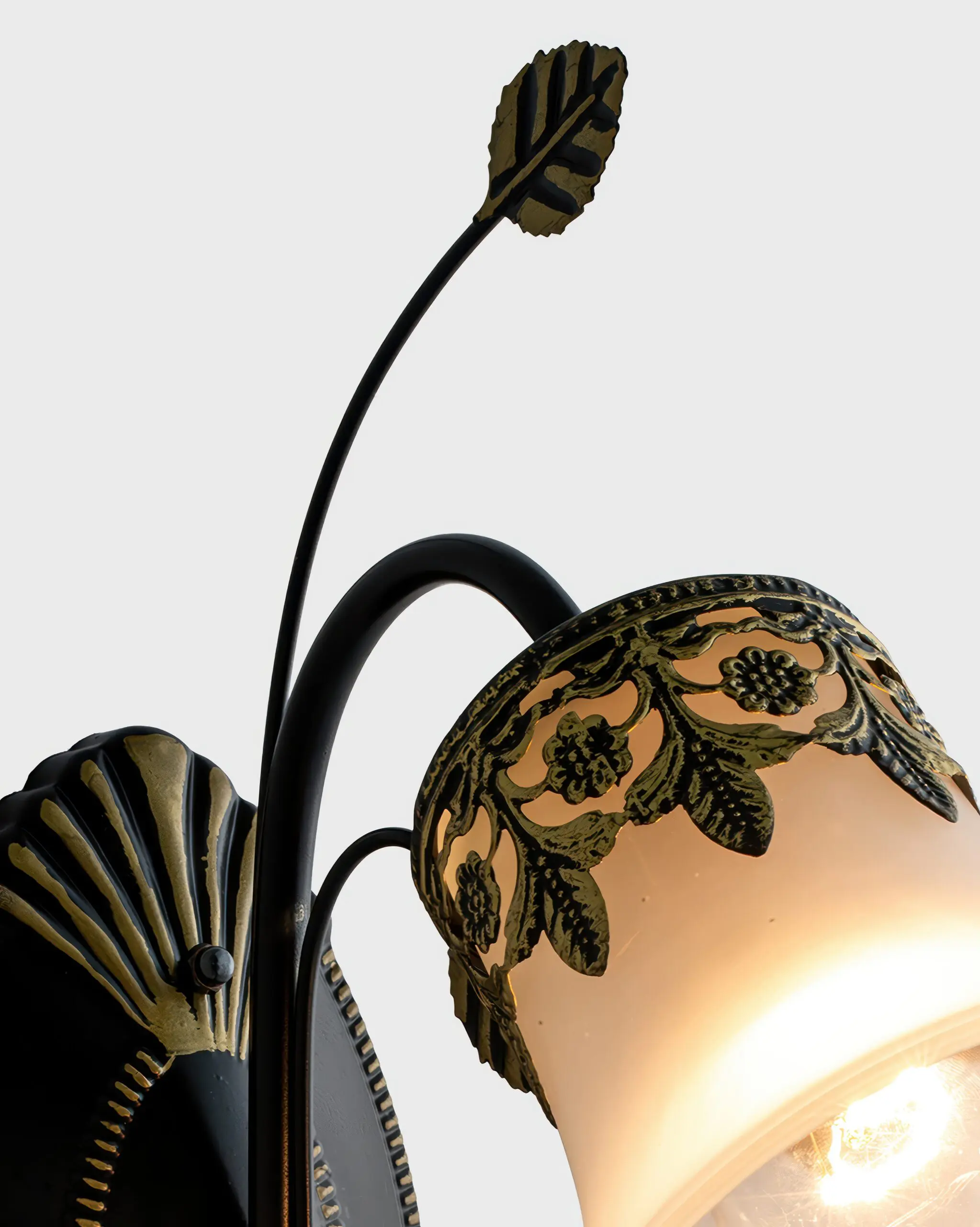 VRG HG103 3 scaled Đèn Tường Cổ Điển Hợp Kim Chao Thủy Tinh Mờ Đen Vàng Sang Trọng VRG-HG103