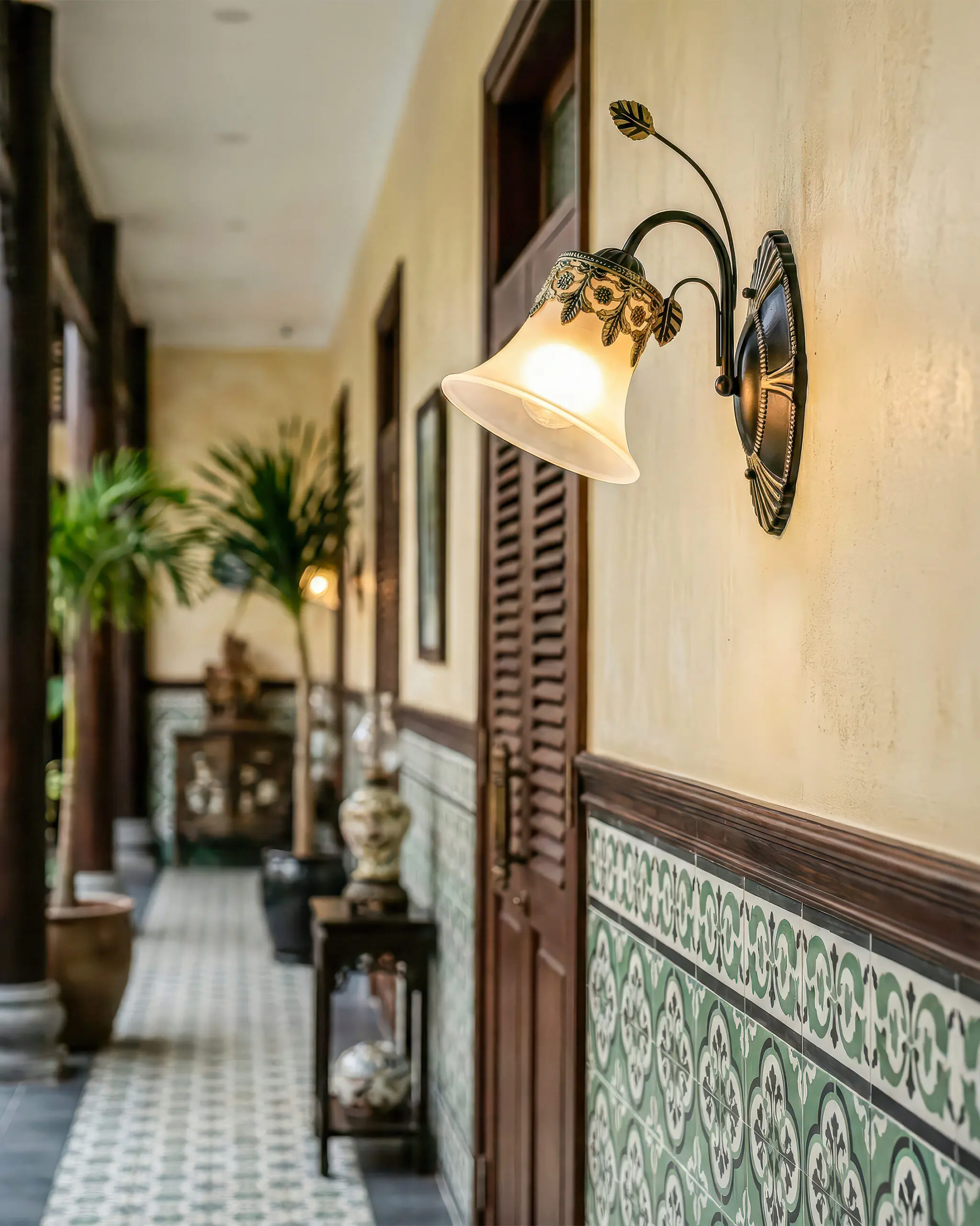 VRG HG103 4 scaled Đèn Tường Cổ Điển Hợp Kim Chao Thủy Tinh Mờ Đen Vàng Sang Trọng VRG-HG103