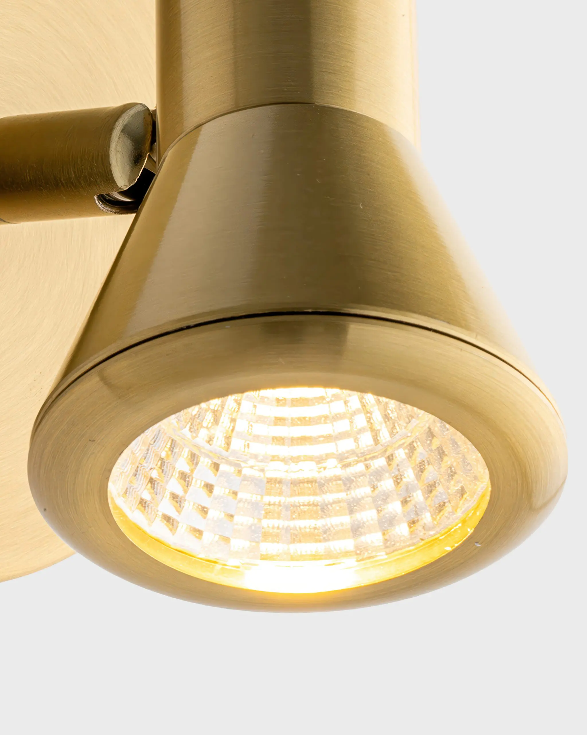 VRG RT5879T1 3 scaled Đèn Tường Đồng Hiện Đại Hình Chóp Vàng Sang Trọng VRG-RT5879T1