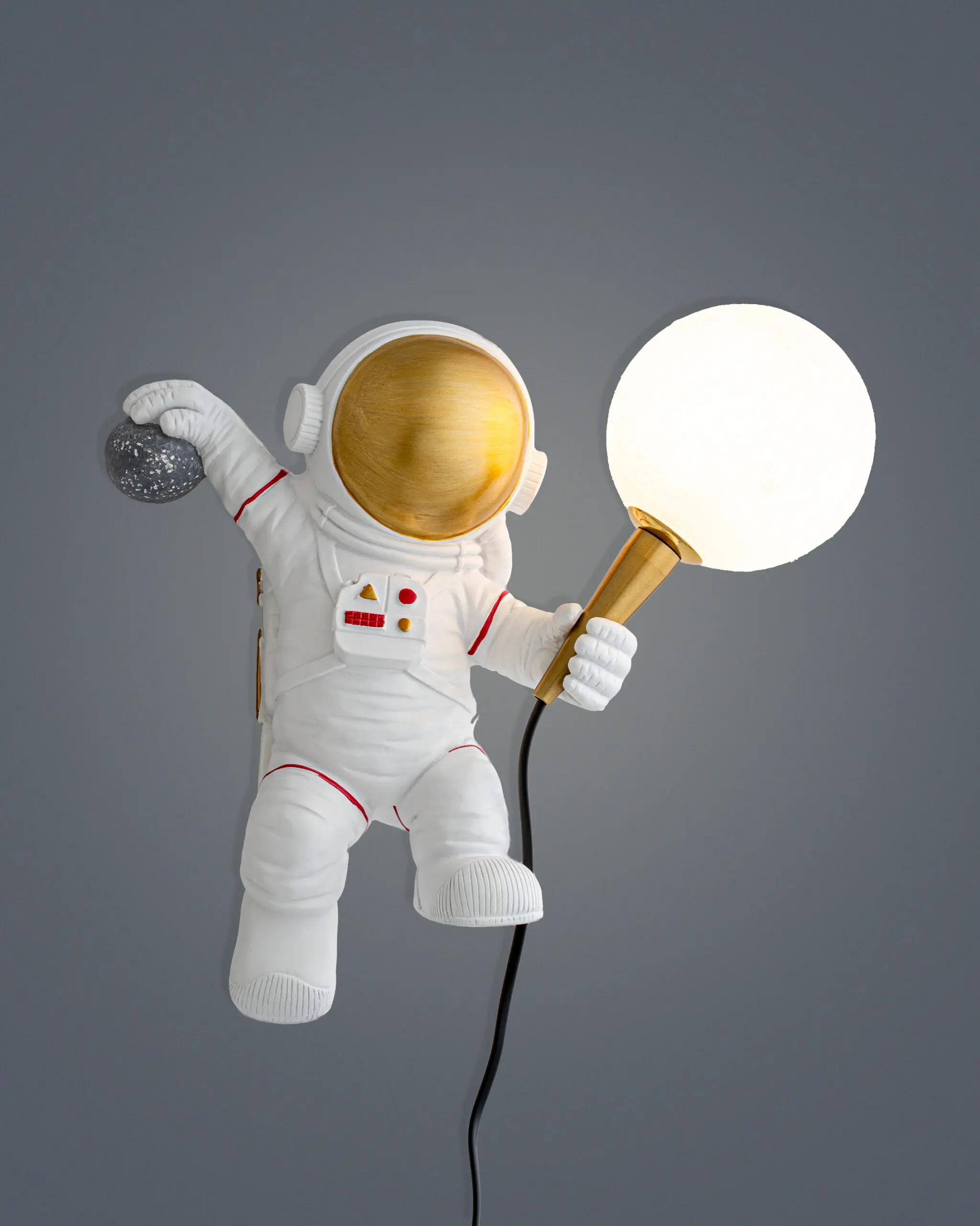 VRG V9276 2 scaled Đèn Tường Hình Phi Hành Gia Pha Lê Tròn Trắng Sang Trọng VRG-V9276