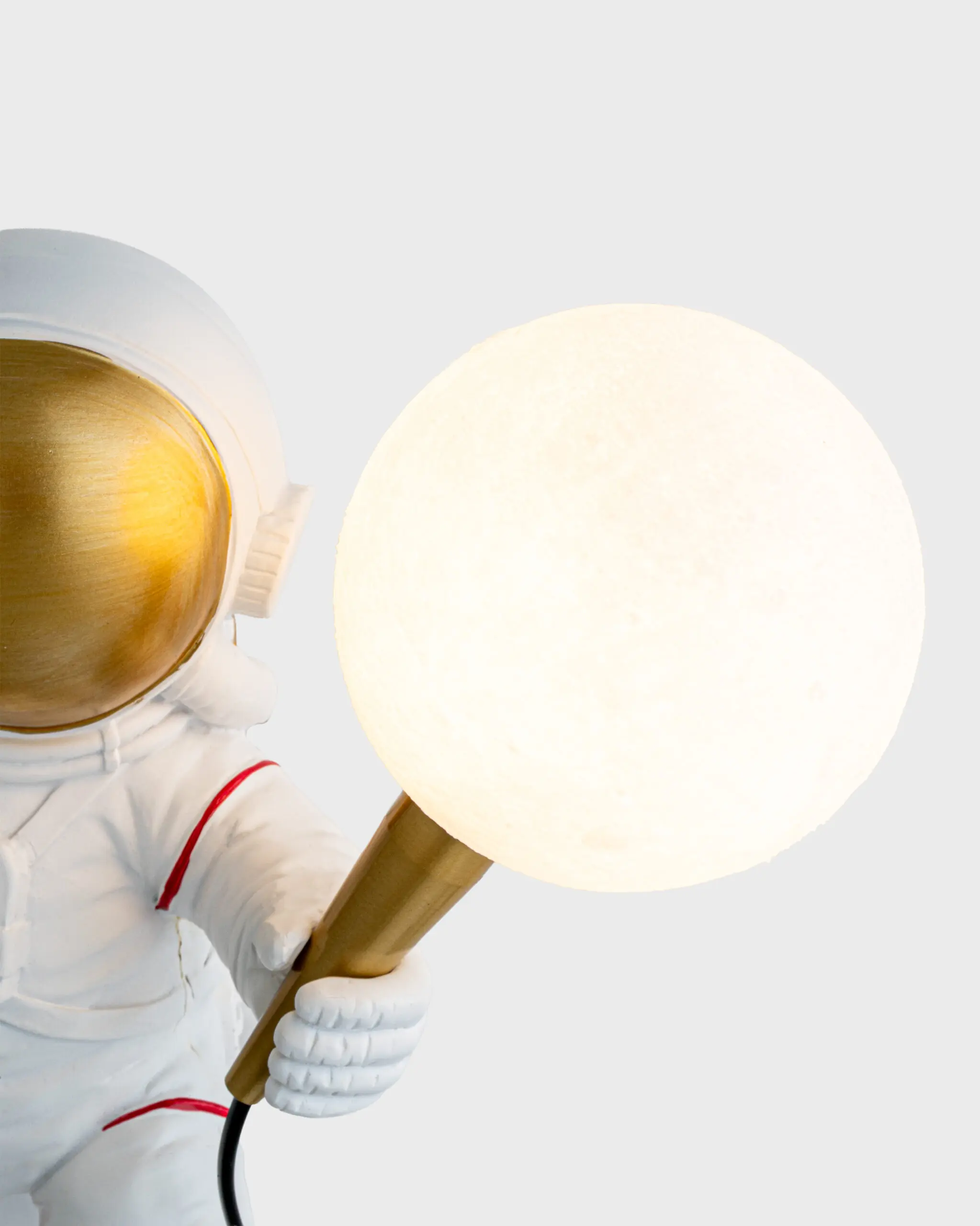 VRG V9276 3 scaled Đèn Tường Hình Phi Hành Gia Pha Lê Tròn Trắng Sang Trọng VRG-V9276