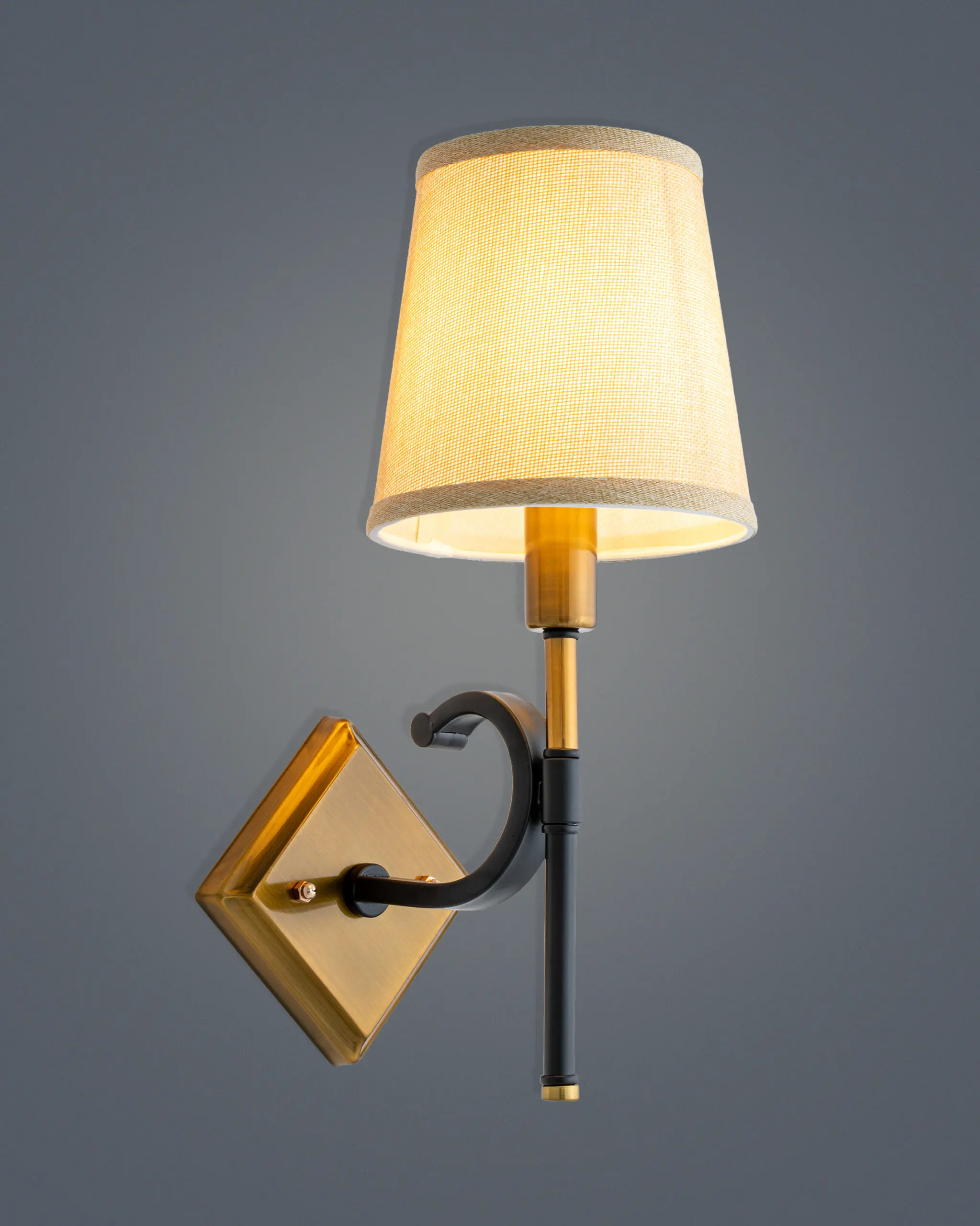 Đèn Tường Pha Lê Cổ Điển Hợp Kim Đen Màu Vàng Sang Trọng VRG-VB2527