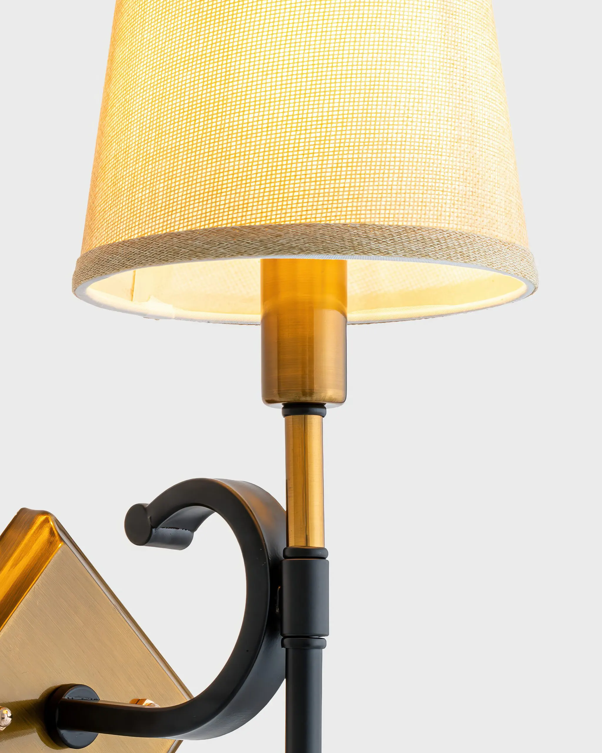 Đèn Tường Pha Lê Cổ Điển Hợp Kim Đen Màu Vàng Sang Trọng VRG-VB2527