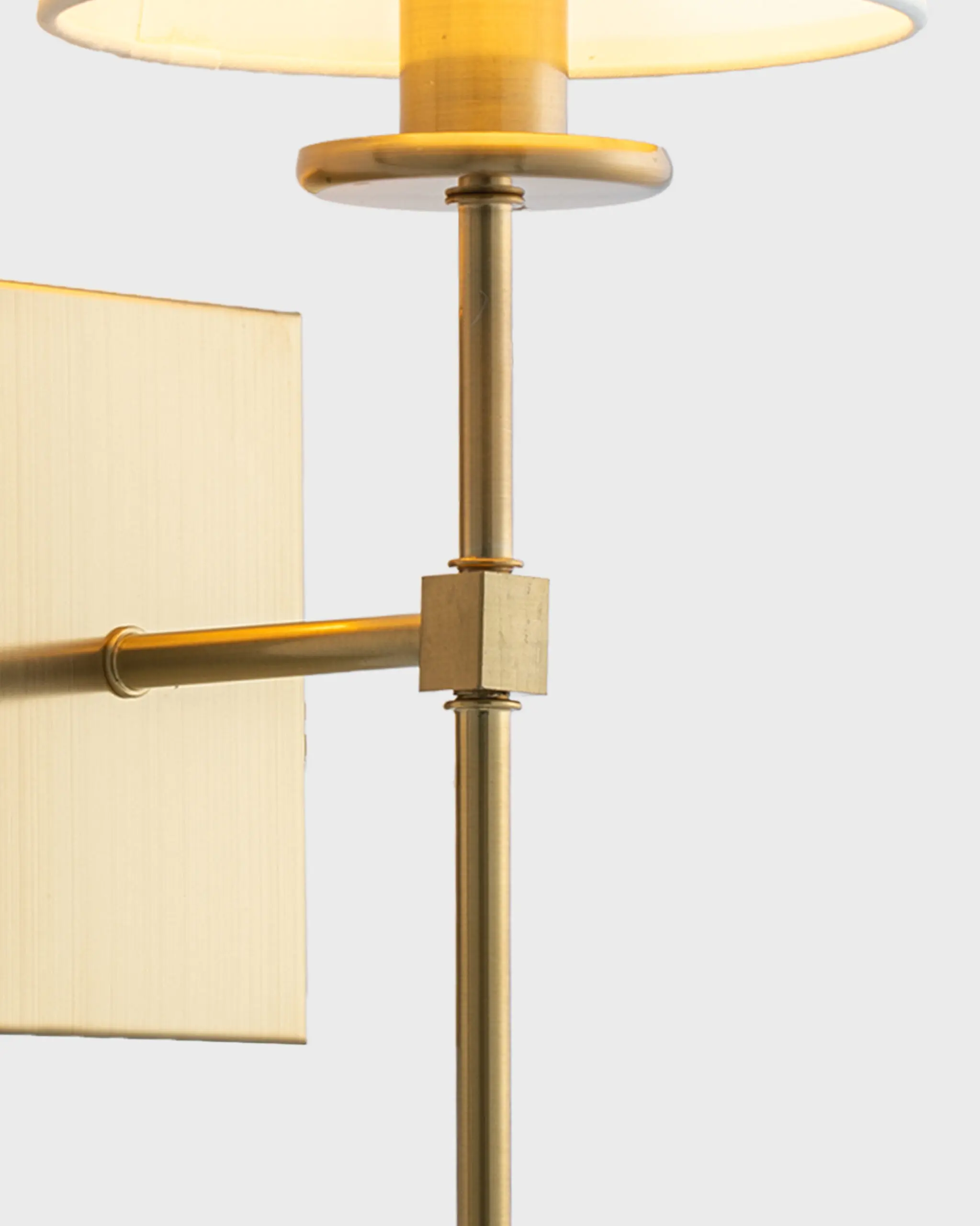 VRG VDN552 3 scaled Đèn Tường Đồng Cổ Điển Chất liệu Đồng Hình dáng Vuông Màu Vàng Sang trọng VRG-VDN552