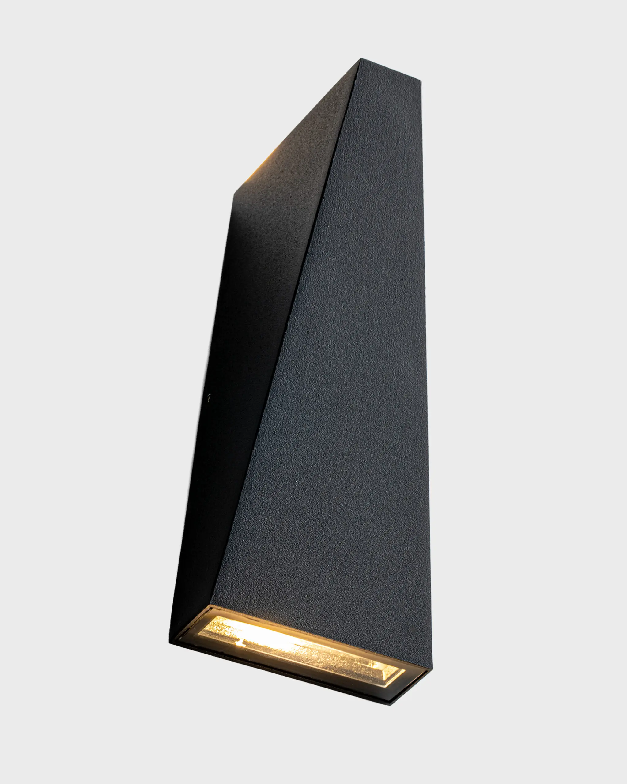 Đèn Tường Hiện Đại Hợp Kim Đen Hình Chóp Sang Trọng VRG-VK2250