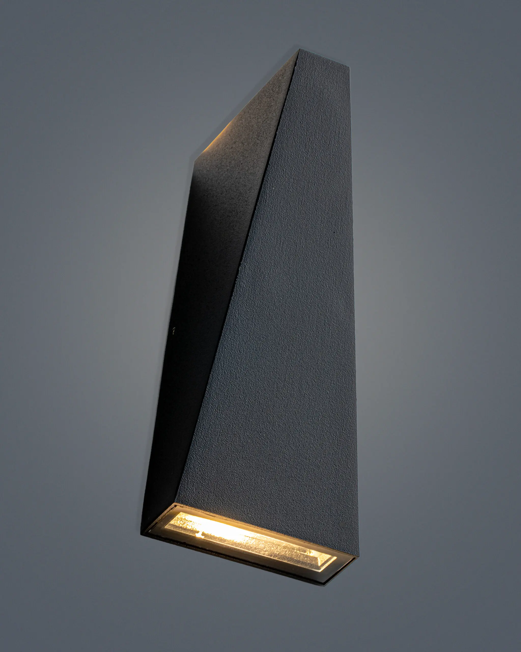 VRG VK2250 2 scaled Đèn Tường Hiện Đại Hợp Kim Đen Hình Chóp Sang Trọng VRG-VK2250