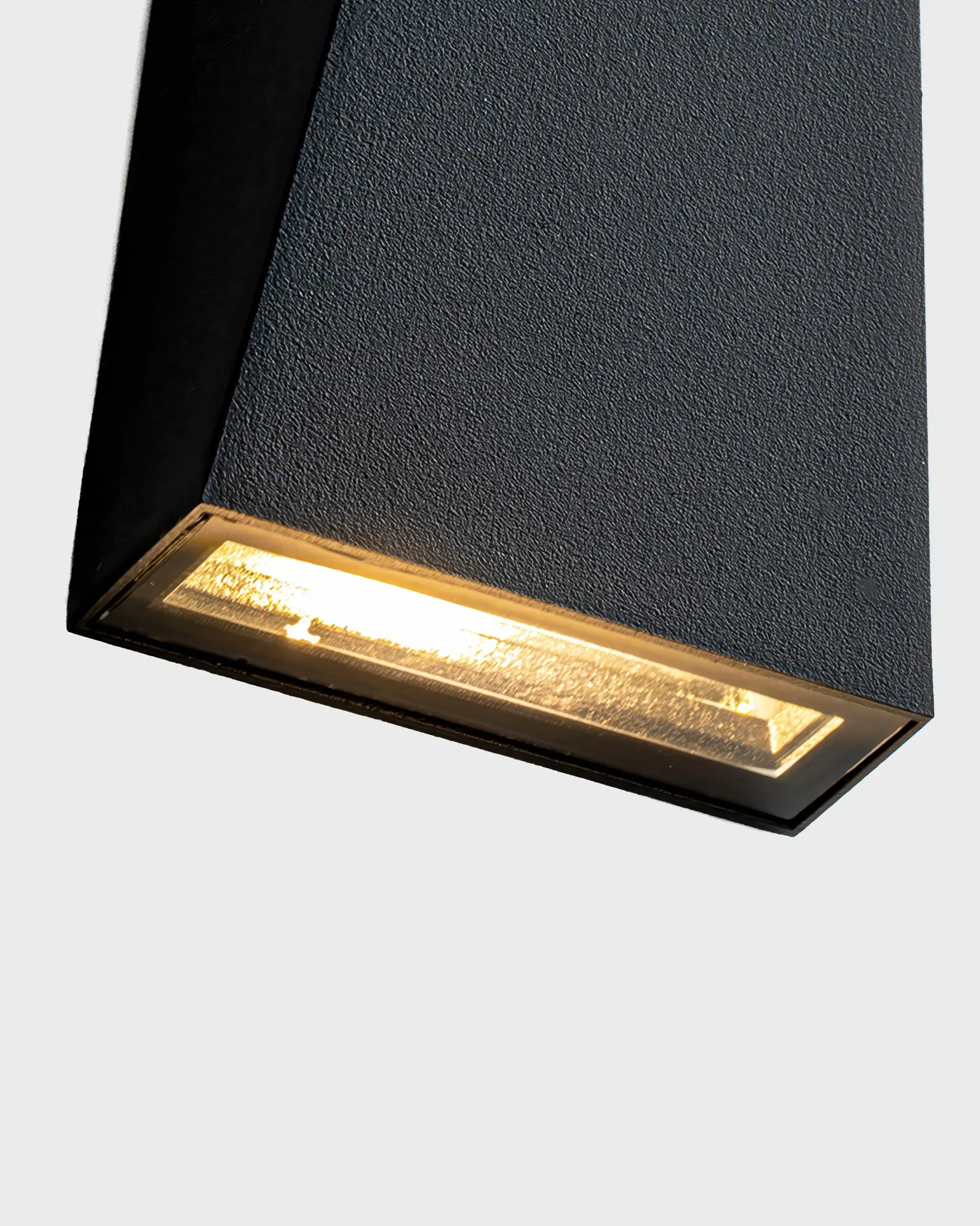 VRG VK2250 3 scaled Đèn Tường Hiện Đại Hợp Kim Đen Hình Chóp Sang Trọng VRG-VK2250