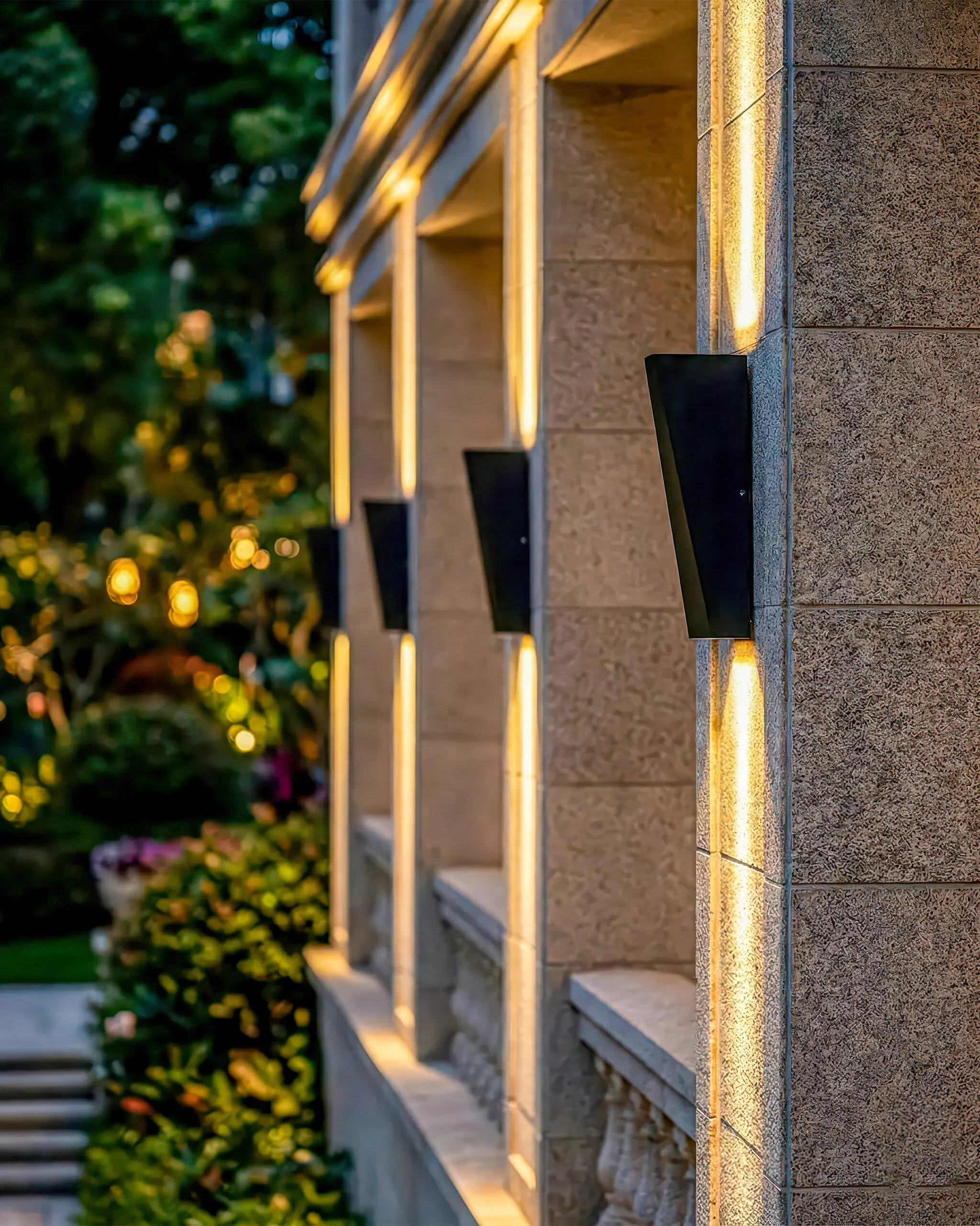 VRG VK2250 4 scaled Đèn Tường Hiện Đại Hợp Kim Đen Hình Chóp Sang Trọng VRG-VK2250