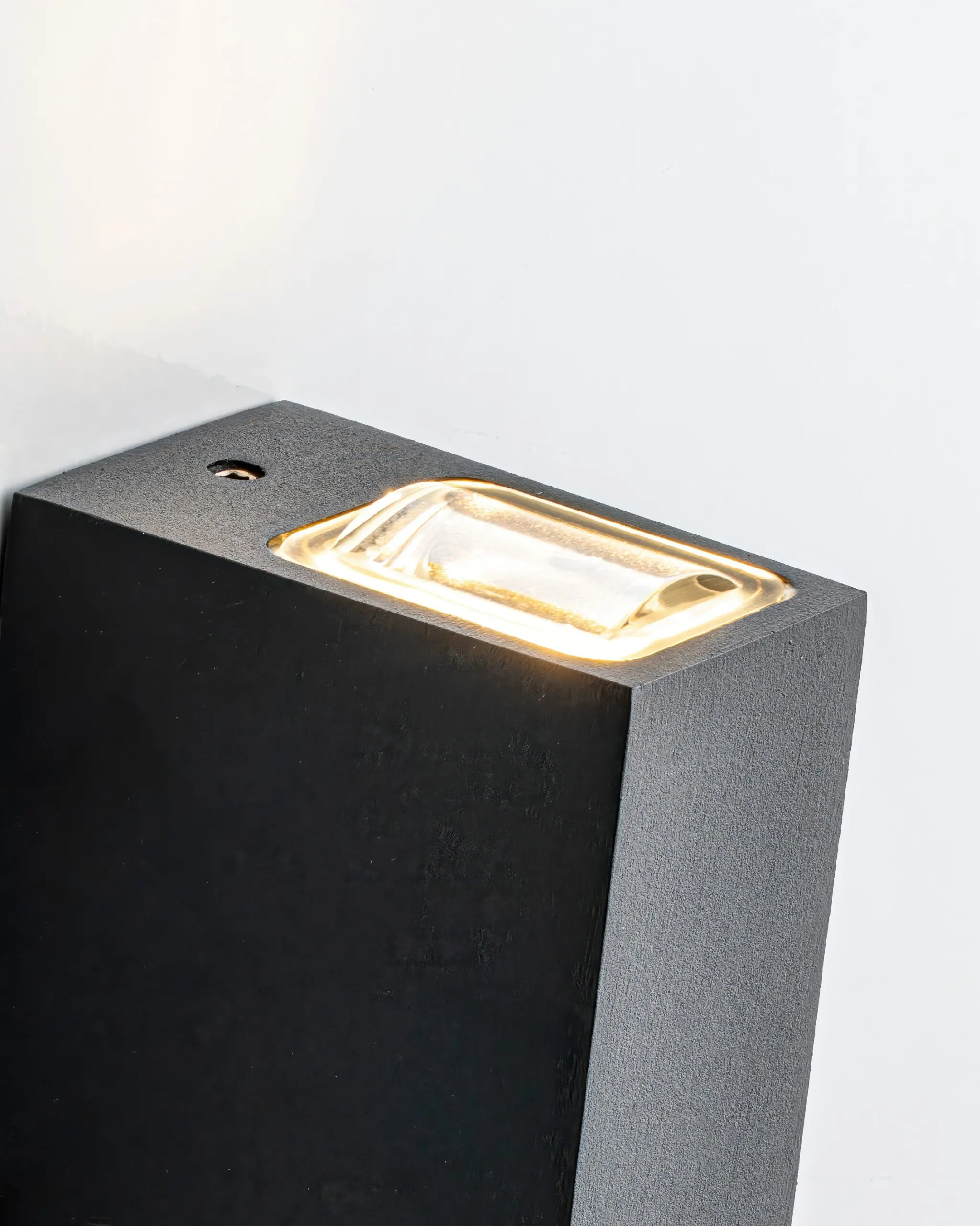 VRG VNT041 3 scaled Đèn Ốp Tường Hiện Đại Đen Hợp Kim Màu Đen Phong Cách Tối Giản VRG-VNT041