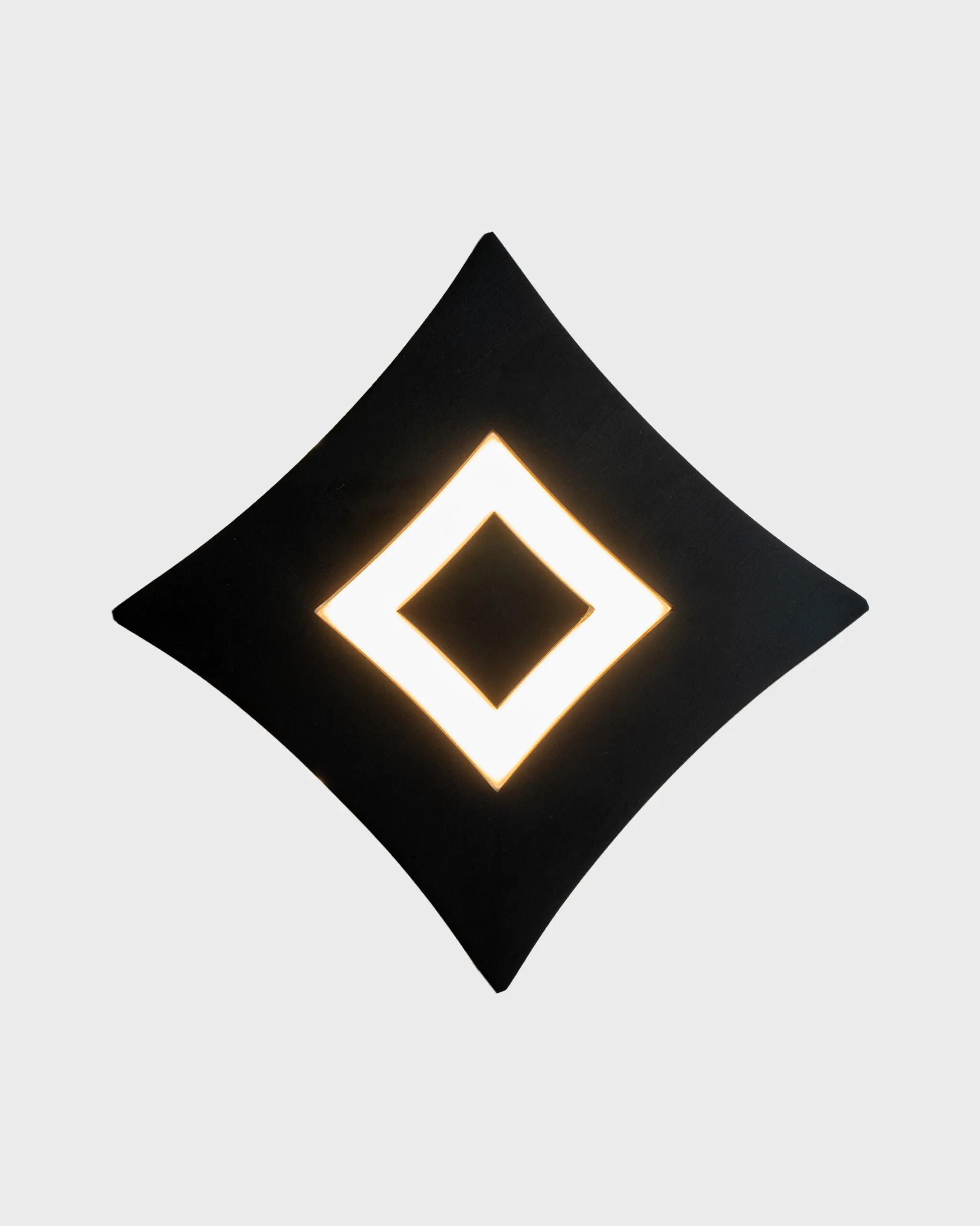 Đèn Tường Hiện Đại Hợp Kim Đen Hình Thoi Sang Trọng VRG-VNT046B