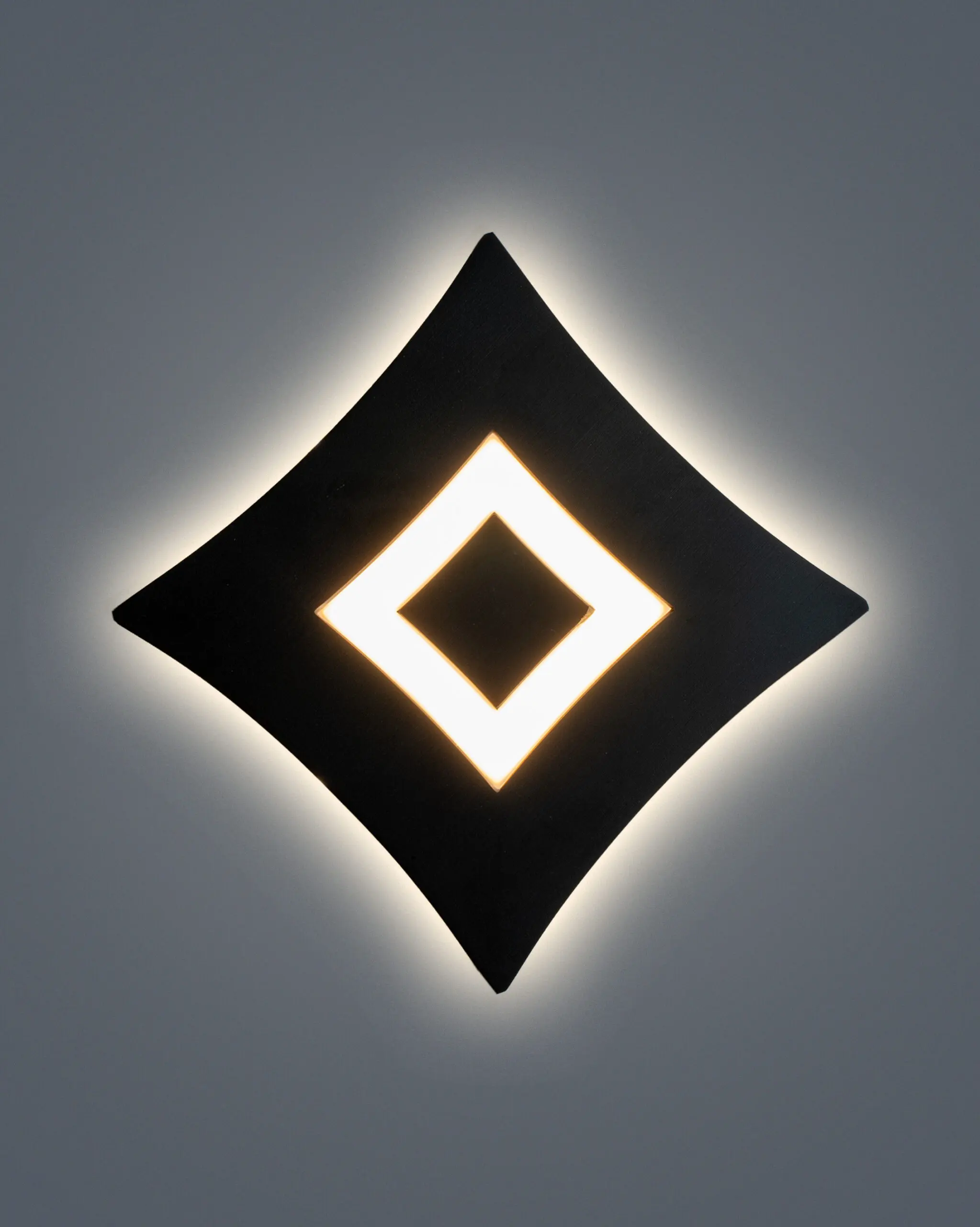 VRG VNT046B 2 scaled Đèn Tường Hiện Đại Hợp Kim Đen Hình Thoi Sang Trọng VRG-VNT046B