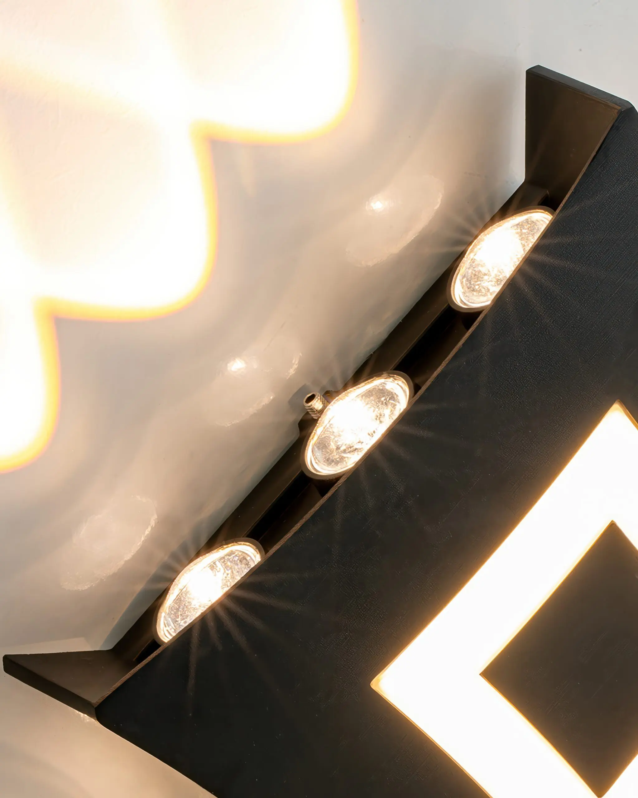 VRG VNT046B 3 scaled Đèn Tường Hiện Đại Hợp Kim Đen Hình Thoi Sang Trọng VRG-VNT046B