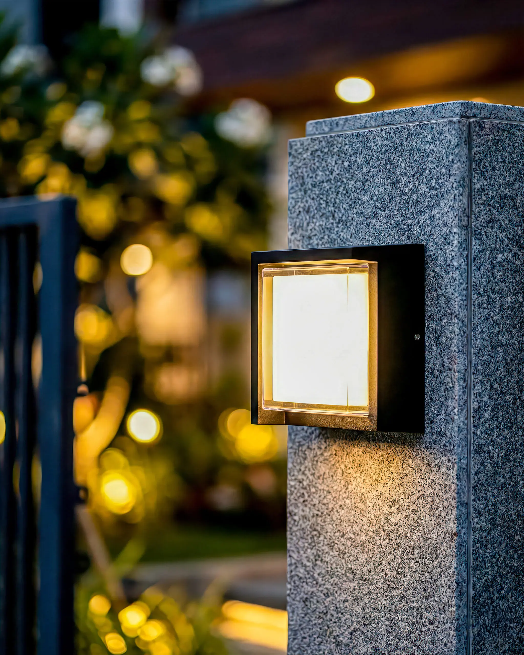 VRG VNT604A20 3 scaled Đèn Tường Hiện Đại Hợp Kim Đen Vuông Sang Trọng Thế Kỷ 21 VRG-VNT604A20