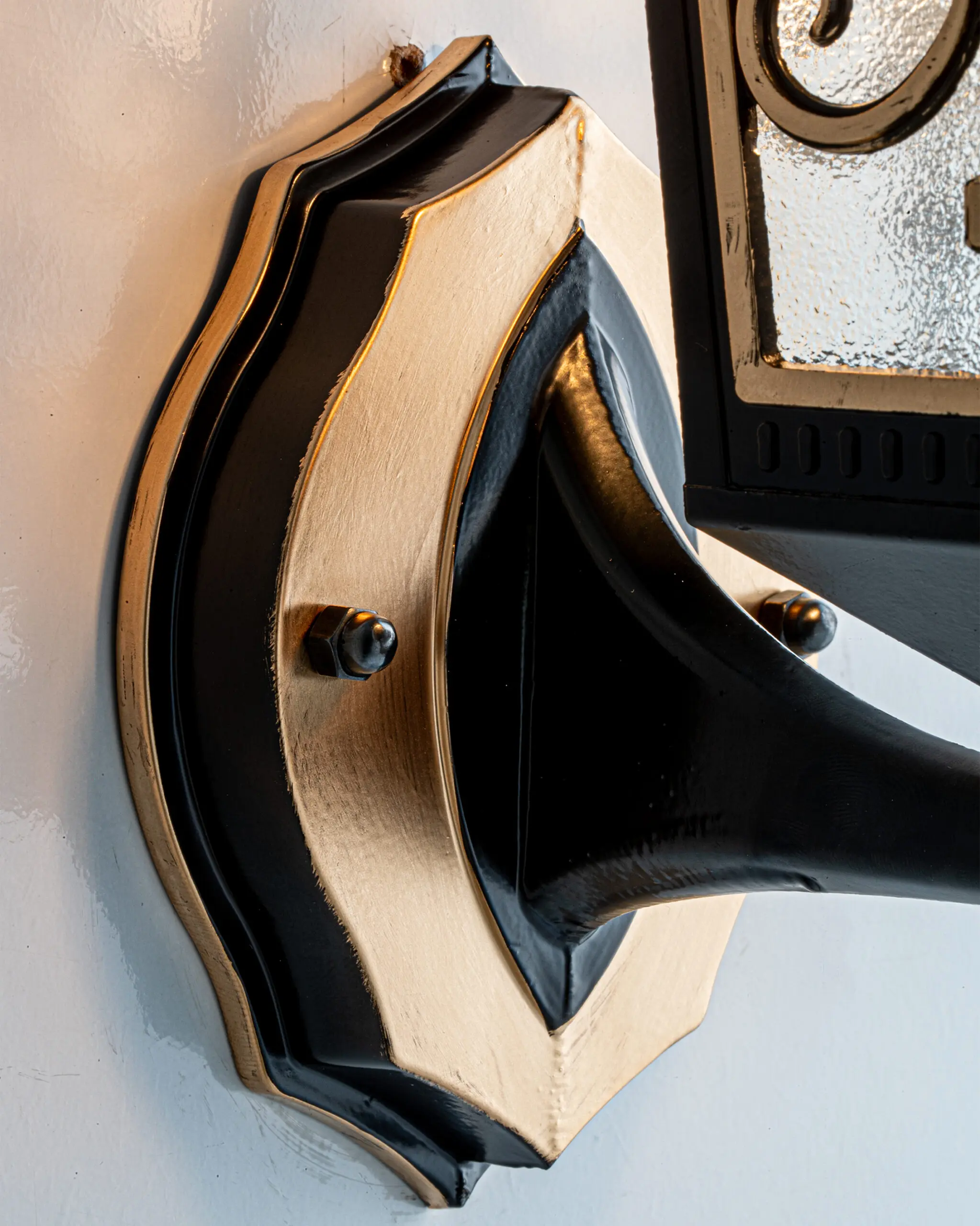 VRG VNT6635 5 scaled Đèn Tường Đồng Cổ Điển Sang Trọng Sắc Đen Vàng Đẳng Cấp VRG-VNT6635