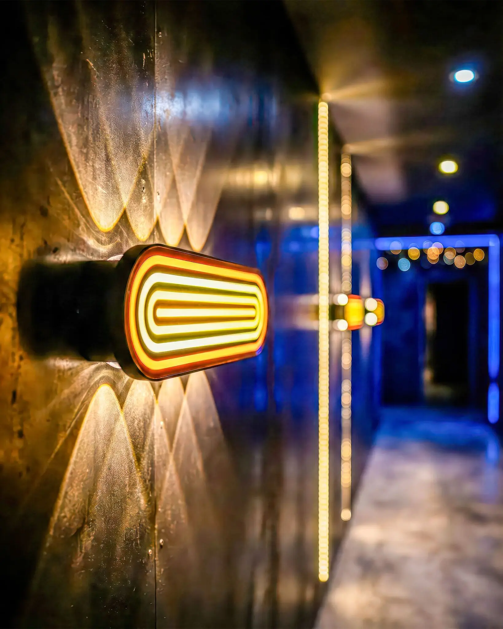 Đèn Tường Hiện Đại Hợp Kim Hình Oval Màu Sắc Sáng Tạo Sang Trọng VRG-VNT980-4