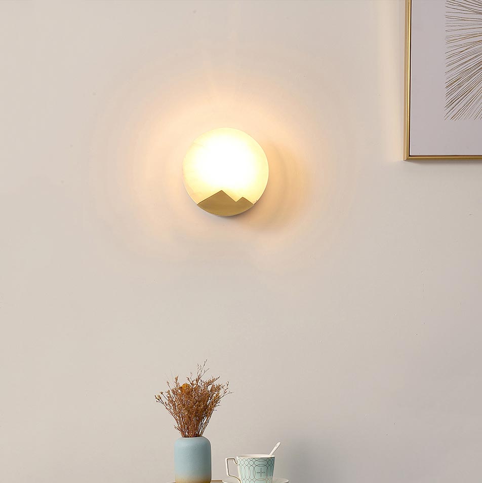 đèn tường đồng trang trí góc sofa phòng khách