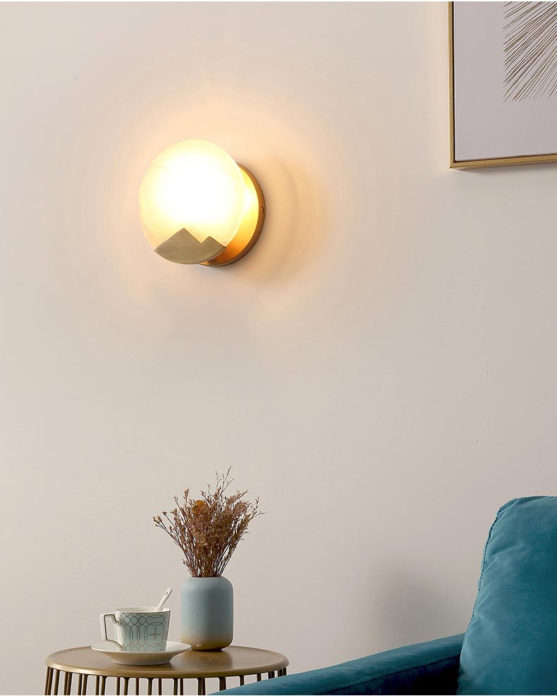 Chiếc đèn trang trí phòng khách này sẽ khiến căn phòng của bạn thêm phần ấm áp và đầy tính thẩm mỹ. Với thiết kế đơn giản nhưng không kém phần tinh tế, đèn sẽ tạo ra bầu không khí thư giãn cho gia đình bạn.